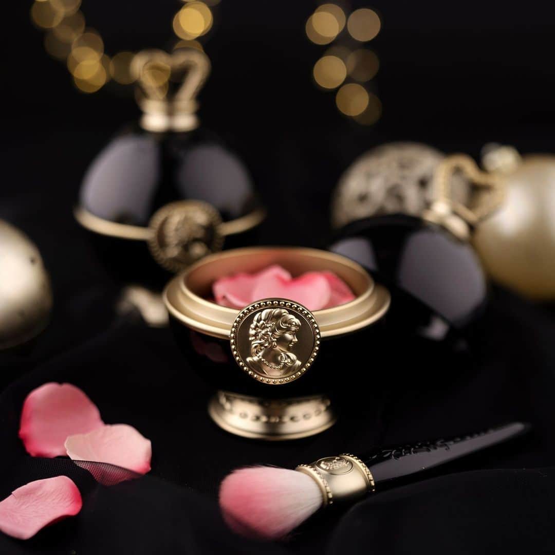 Les Merveilleuses LADURÉEのインスタグラム：「2020 HOLIDAY COLLECTION 発売中⠀ ⠀ 一枚一枚手作業で造られた、花弁を象ったチークカラー⠀ “フェイス カラー ローズ ラデュレ”から⠀ 2020ホリデーコレクションだけの特別な限定カラーが登場。⠀ 優しい２色のピンクカラーが、特別なシーズンにふさわしい、⠀ ひときわ女性らしく透明感のある血色感を与えます。⠀ ⠀ ＜数量限定発売＞⠀ ◆フェイス カラー ローズ ラデュレ リミテッド<チークカラー> 7,700円(税込)⠀ ◆リミテッド エディション ポット フォー フェイスカラー ローズ ラデュレ3,300円(税込)⠀ ◆リミテッド チーク ブラッシュ 6,600円(税込)⠀ ⠀ オンラインショップでもお求めいただけます。⠀ 詳細は公式サイトをご覧ください。⠀ ⠀ #lesmerveilleusesladurée #laduree #lmladuree #ladureemakeup #レメルヴェイユーズラデュレ #メルヴェイユーズ #ラデュレ #ラデュレコスメ #チーク #cheek #クリスマス #クリスマスコフレ #ホリデーコレクション #holidaycollection #冬コスメ #花びらチーク　#限定品 #クリスマスコフレ2020 #クリスマスプレゼント #ギフト #自分へのご褒美 #ローズラデュレ #リミテッドエディションローズラデュレ #イルミネイティングパウダー #花弁チーク」