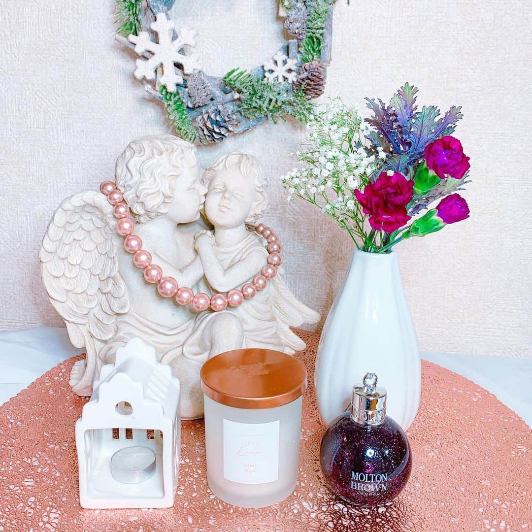 のインスタグラム：「🎄🎁🎅🌟  昨日は雑用をやっていたら 1日が終わってしまった💦 師走に入ったら何だか忙しい そんな時にお花が届くとホッとする💐💕  @bloomeelife  今週のお花は #ハボタン #かすみ草 #カーネーション  箱を開ける瞬間のワクワクするトキメキは 1週間頑張った自分へのご褒美🎁  Xmasらしい彩りで置くだけで 一気に華やかになります✨✨  Xmasパッケージも可愛いな🎄🎁🎅🌟  . . ★Bloomee LIFE公式 ライフスタイルモデル★ ୨୧┈┈┈┈┈┈┈┈┈┈┈┈୨୧ 初回お届けが無料になるクーポン ■クーポンコード：miyuki ■有効期限：2020年12月31日 是非お部屋を素敵なお花で彩ってね💐  #bloomeelife  #ブルーミーライフ #花サブスク  ୨୧┈┈┈┈┈┈┈┈┈┈┈┈୨୧  . #Xmas#クリスマス#クリスマスリース#ハンドメイド#はなまっぷ #花束#ミニブーケ#ブーケ#季節の花#花好きな人と繋がりたい #花のある暮らし #花のある生活 #はなすたぐらむ #お花のある暮らし #お花好きな人と繋がりたい #インテリア#キャンドル#置き画 #置き画くら部 #置き画倶楽部  ✩ ⋆ ✩ ⋆ ✩ ⋆ ✩ ⋆ ✩﻿ ⋆ ✩ ⋆ ✩﻿ 見て下さった方(⑉•ᴗ•⑉)Thanks❤︎"」