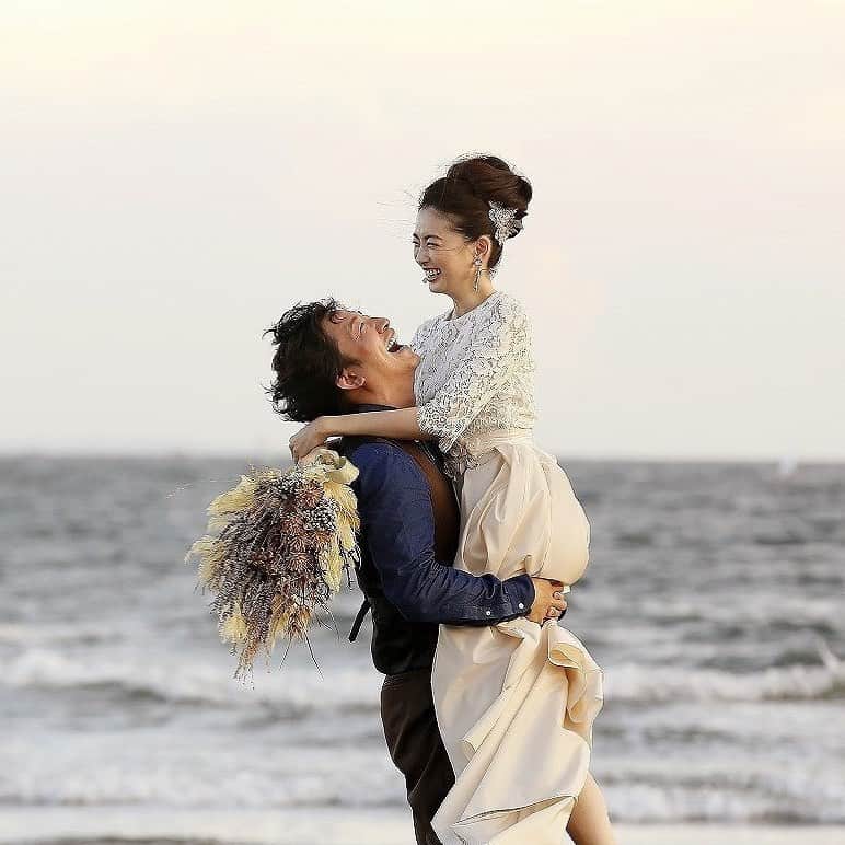 The KAMAKURA WEDDINGのインスタグラム：「秋の訪れを感じる鎌倉湘南の海で二人だけのロケーション撮影。鎌倉がかけがえのない想い出の場所に。」