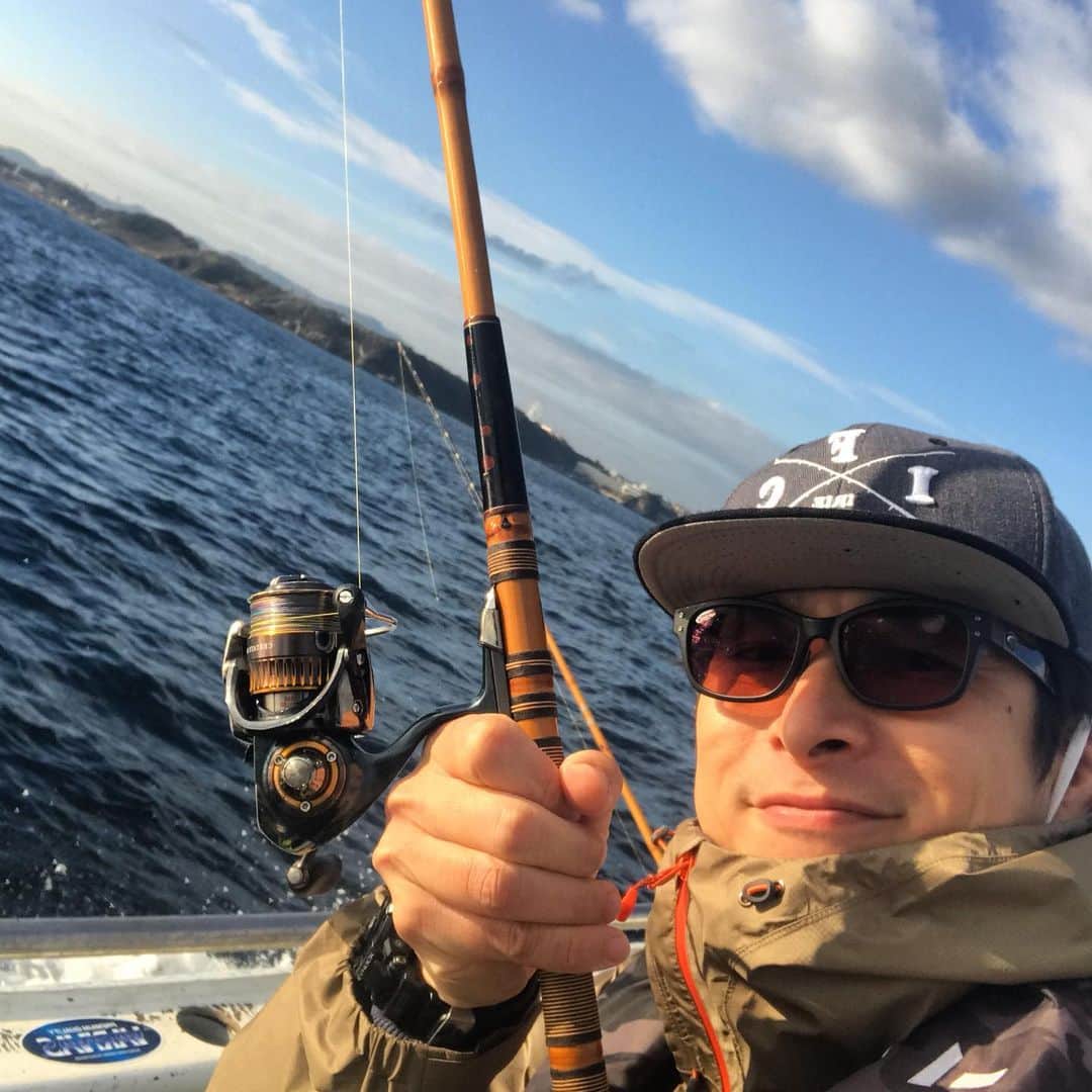 井手大介のインスタグラム：「カワハギ釣り大会「和竿で釣るカワハギの会」に来てます。天気が良くて最高！この後9時からYouTubeにて生配信します。勝てるように応援してください！」