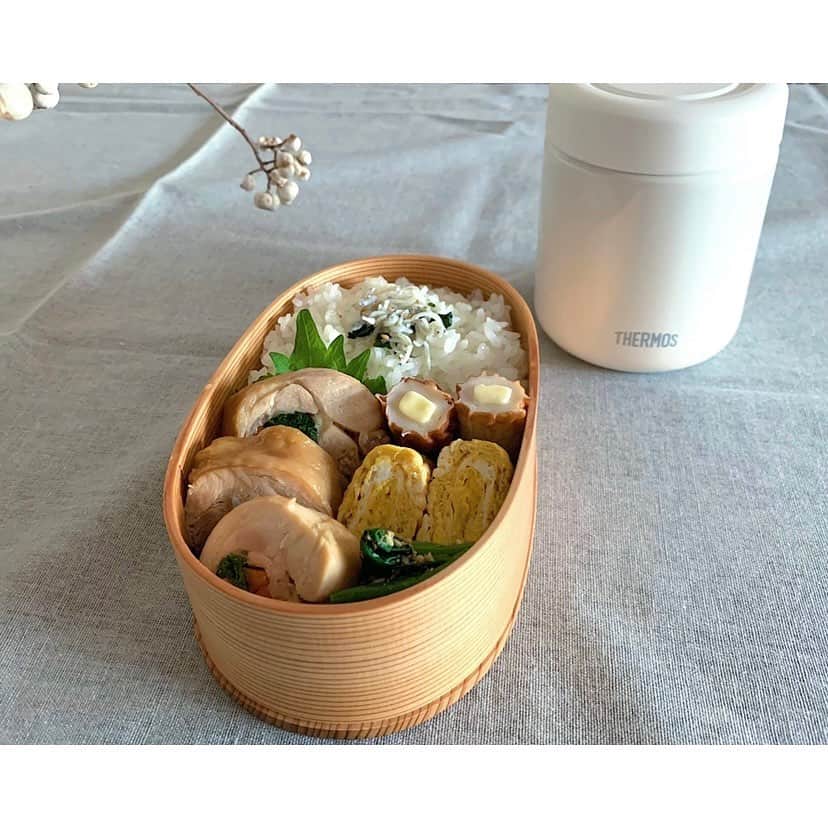 のインスタグラム：「昨日と今日は #塾弁 昨日は チキンロール、ほうれん草の胡麻和え、卵焼き、チーちく、しらすのせごはん 今日は 柚子胡椒つくね、卵焼き、スナップエンドウとウィンナーのブラックペッパー炒め、わかめごはん ・ ・ サーモスのスープジャーに味噌汁やスープを入れて。さすがサーモス！昼までしっかり温かい。今まで名もないスープジャーを使っていたので余計その保温性に感動です( ’◡͐’) ・ ・ 今日はお休みの娘と『ドラえもん』観に行ってきます((̵̵́ ̆̂̑͟˚̩̮ ̆̂̑)̵̵̀)⸝o̗⁽ˡ⁾ ・ ・ #わっぱ弁当 #emiyutoお弁当#チキンロール弁当 #柚子胡椒つくね」