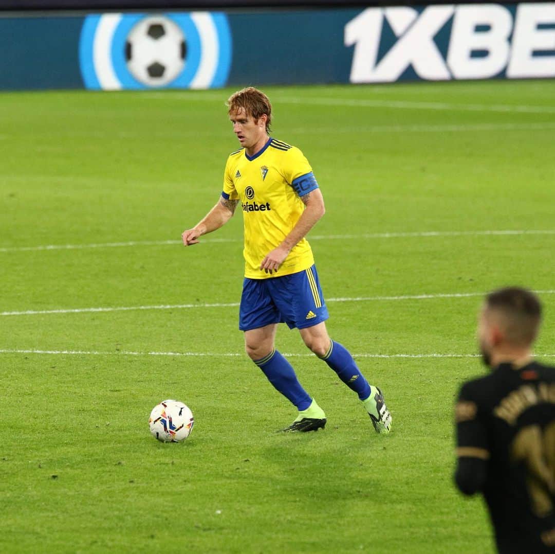 アレハンドロ・フェルナンデス・イグレシアスのインスタグラム：「Por todos nosotros, nuestra gente, nuestra ciudad...Ser del Cádiz es una bendita locura!!!!!💛💙💛💙  #laluchanosenegocia #Corazonesamarillosdeporvida #AF8」