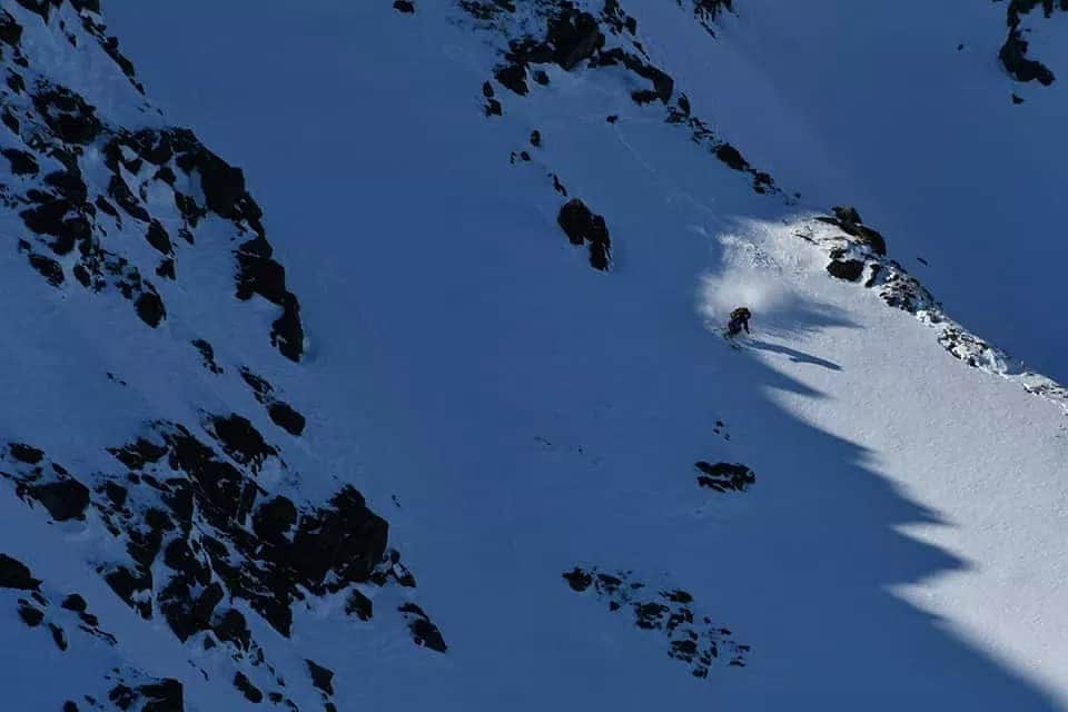 江本悠滋さんのインスタグラム写真 - (江本悠滋Instagram)「あと少しでこの滑りの時期が本格的にスタートする。はず、ハズだよね？！  まだ白馬の麓にもスキー場にも雪は少なく14日からの降雪予報に期待したい…  パラグライダーは地球温暖化によって飛ぶには良いコンディションが増える傾向だけど、滑るには全くよくない。  バランスが必要だよね。  この地球のバランスに僕達人間の1人1人ががどれくらい関係を持てるのかな  #登山 #バックカントリー #bcski #地球温暖化 #雪降って #hakuba #japow #japanguide #ski #skiing」12月6日 8時43分 - emoto_yuji