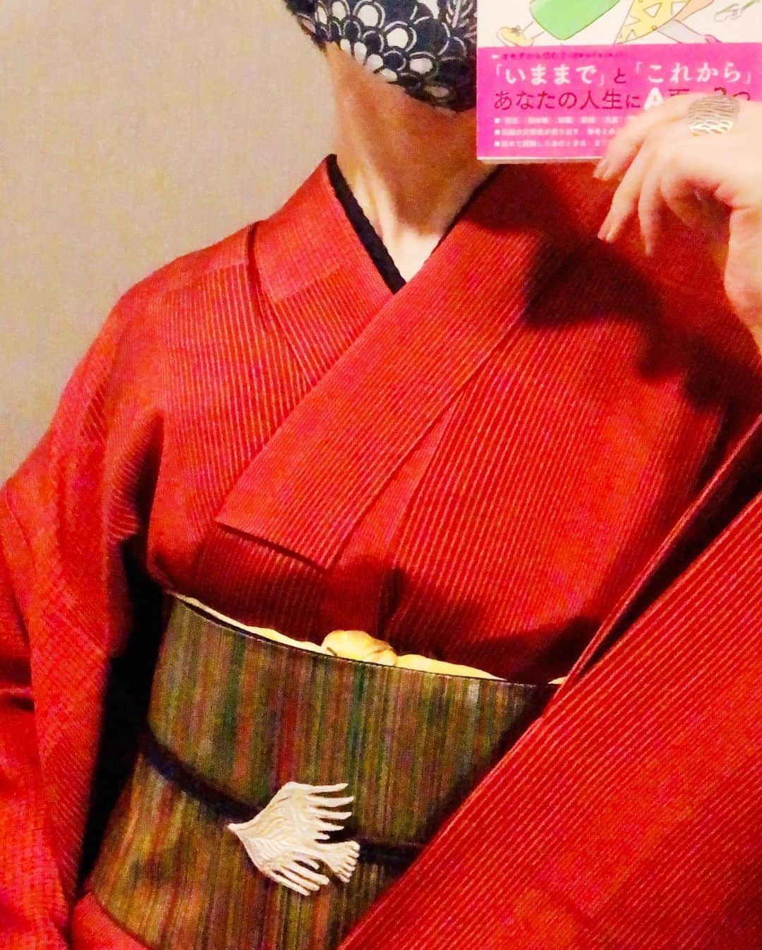 岡田育さんのインスタグラム写真 - (岡田育Instagram)「Edo Komon means minute patterns in Edo/Tokyo style. This kimono depicts water-flow in gradation of stripes and checkers. This scarlet was called Shoujou, named after imaginary red animal which looks like orangutans of heavy-drinker. By the way I was born in the year of the monkey, and a heavy-drinker.  🙉🍹🙈🍶🙊 The silver bird has flown from France, as my Christmas tree topper. 🎄🌟🕊🎄 . カジュアルしか着ないと決めた私が初めて落札した準礼装。とはいえ二万円以下ですが……着てみたら全然派手じゃなかった。グリッチみたいなギラギラ帯でなんとなくクリスマス。帯留めはブローチを斜めに引っかけてるだけ。今日はうまく衣紋抜けたぜと思ってアーカイブ映像を見直したら半襟が埋没して浴衣みたいになってた！要修行ですね……。 . 👘 vintage komon by Teruhisa Tajima  🎀 vintage obi belt 🕊 @shirokanekobo 👂 @mam 😷 bsck  . #👘🔰 #着物修行中 #kimonovintage  #kimonostyle #kimonofashion #japanesekimono #kimonogirl #kimonolovers #着物好き #着物でお出かけ #着物スタイリング #リサイクル着物 #着物生活 #キモノ #江戸小紋 #縞格子流水模様 #猩々緋 #猩々 #田島輝久 #クリスマス着物 #クリスマスコーディネート #christmasoutfits #christmassdress #christmaskimono」12月6日 8時44分 - okadaic