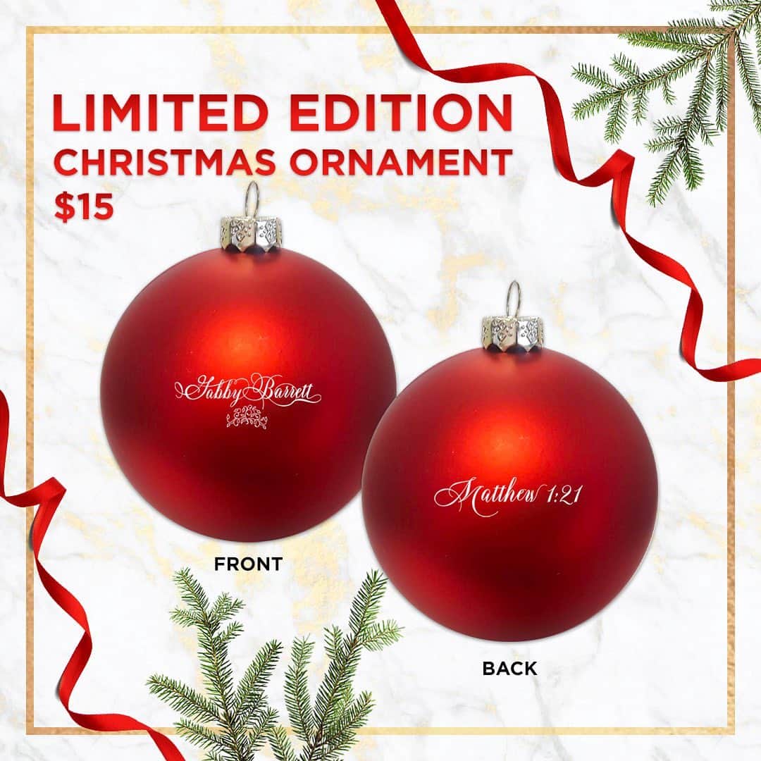 ギャビー・バレットのインスタグラム：「Wanted to give y’all something special this year! LIMITED edition ornaments. There aren’t many, so go grab yours NOW! A sweet gift for a fan, or family member ❤️ Love yall! Link in my insta story :)」