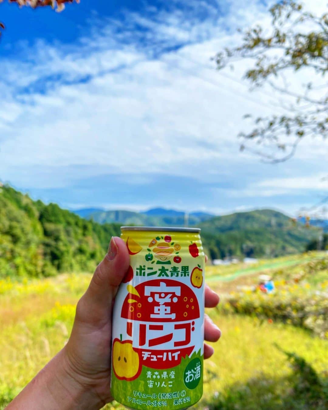北山まいかのインスタグラム：「めっちゃおいしいチュウハイに出会った りんごの味が🍎最高においしい！ お酒苦手な人も飲めるやつ！  #蜜りんごチュウハイ　#万代に売ってるよ #オススメ」