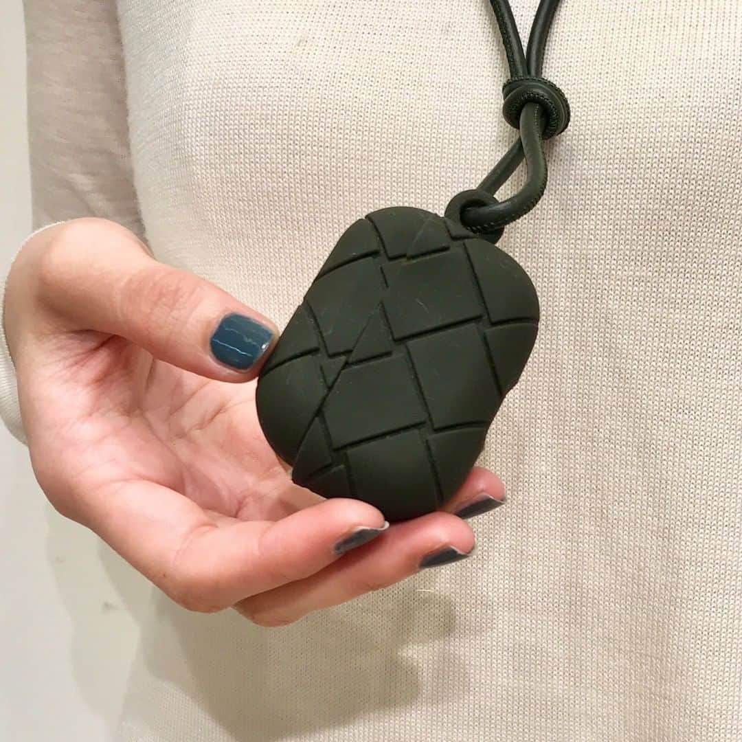 のインスタグラム：「マットなラバーの質感と #カーキ 色 、 #イントレチャート が相まってアートオブジェのよう。こちらはAirpods proのケース。ネックレスのように首からかけてもシャレています。ホリデー・ギフトにもぴったりですね。BOTTEGA VENETAから¥18,700（税込）。（編集N）  #bottegaveneta #airpodsproケース #airpodspro #ボッテガヴェネタ #newbottega #gift #ギフト #ホリデーギフト #クリスマスギフト #khaki #SPUR #spurmagazine #fashion #エアーポッズプロケース #クリスマスプレゼント」