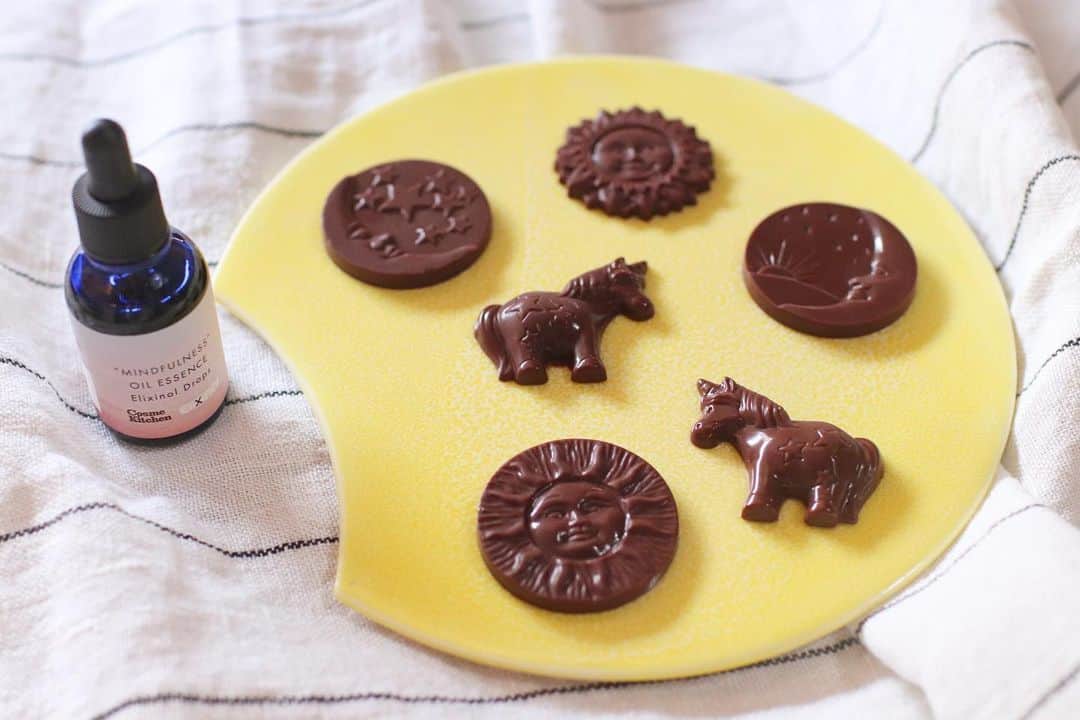 相馬絵美のインスタグラム：「CBD入りRaw chocolate🍫🌝🌞  リラックスや抗炎症作用、不眠症改善に対して、脳に直接作用して効くと今話題のCBD。  そして酵素・ミネラル・ビタミンたっぷりのローチョコレート❤️  カカオの高いポリフェノールと、CBDの相乗効果は計り知れません✨ そして美味しい♡  そんな健康や美にも嬉しいローチョコで覚醒を促し、深いリラックスに導くキャンドルヨガのイベントをやります🧘‍♀️🕯  スケジュールは12月20日18:00〜 北参道にて！  またすぐ詳細お知らせします🌈  #CBD #カンナビジオール #cannabidiol  #CBDローチョコ #ローチョコレート  #覚醒 #キャンドルヨガ #コラボイベント」