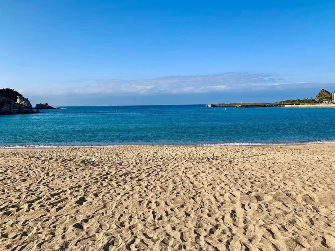 橋本昌彦のインスタグラム：「【LIFE Education at 糸島 】  福岡糸島の美しいビーチで 夕陽を眺めながら 皆で心をひとつにする時間を作れないかと  認定NPO日本セラピューティックケア協会の 名誉理事長の秋吉先生 そして朴先生と一緒に 現地へ下見に行ってきました。  日本セラピューティックケアの皆様とは 熊本の被災地支援や講演会に呼んで頂いたり 活動をご一緒させて頂いております  場所はサンセットビーチ🏖 日本百選にも選ばれた綺麗な海です  この場所で毎年 夏大きなイベントが開催されている所でもあります  ここは周りを山で囲まれているので 比較的　風の心配が少ないので 上映会のことも考えると ここが1番よいのではないかと話を進めています  地域✖︎企業・団体✖︎大学と連携しながら 未来の街づくりSDGSの取り組みとして  海の音を聞きながら 大切なものに耳を傾け みんなで心をひとつにしていく時間を お届けできたらと思っています  どうか実現できます様に🙏 皆様お楽しみにしていて下さい🌈😉 ⭐️ LIFEいのち https://www.life-planetarium.com/複製-sdgsへの取り組み  ⭐️認定NPO日本セラピューティック協会 http://therapy-care.net/  #lifeいのち  #科学館  #プラネタリウム  #糸島  #福岡  #サンセットビーチ  #ヨガ  #ビーチ  #野外上映  #sdgs  #親子  #想い出  #感動  #自己肯定感  #風の時代  #feel  #感覚  #直感  #磨く  #6」