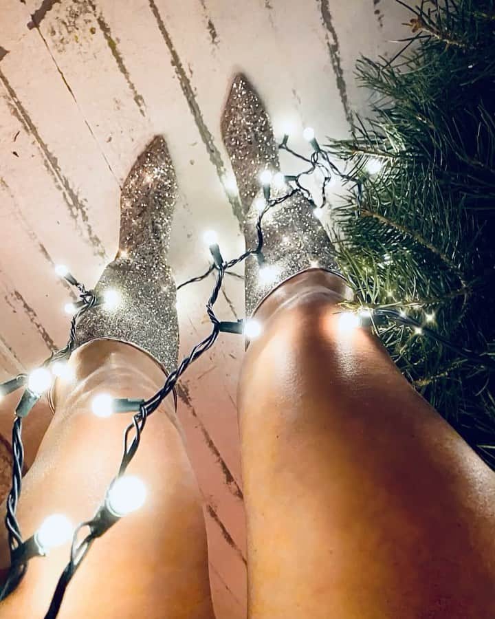 キャンディス・ハフィーンのインスタグラム：「The caption was “Friday Night Lights” and then I realized it’s Saturday and that’s just the way this year goes. 🤷🏻‍♀️😂 Shine on you crazy diamonds ✨」