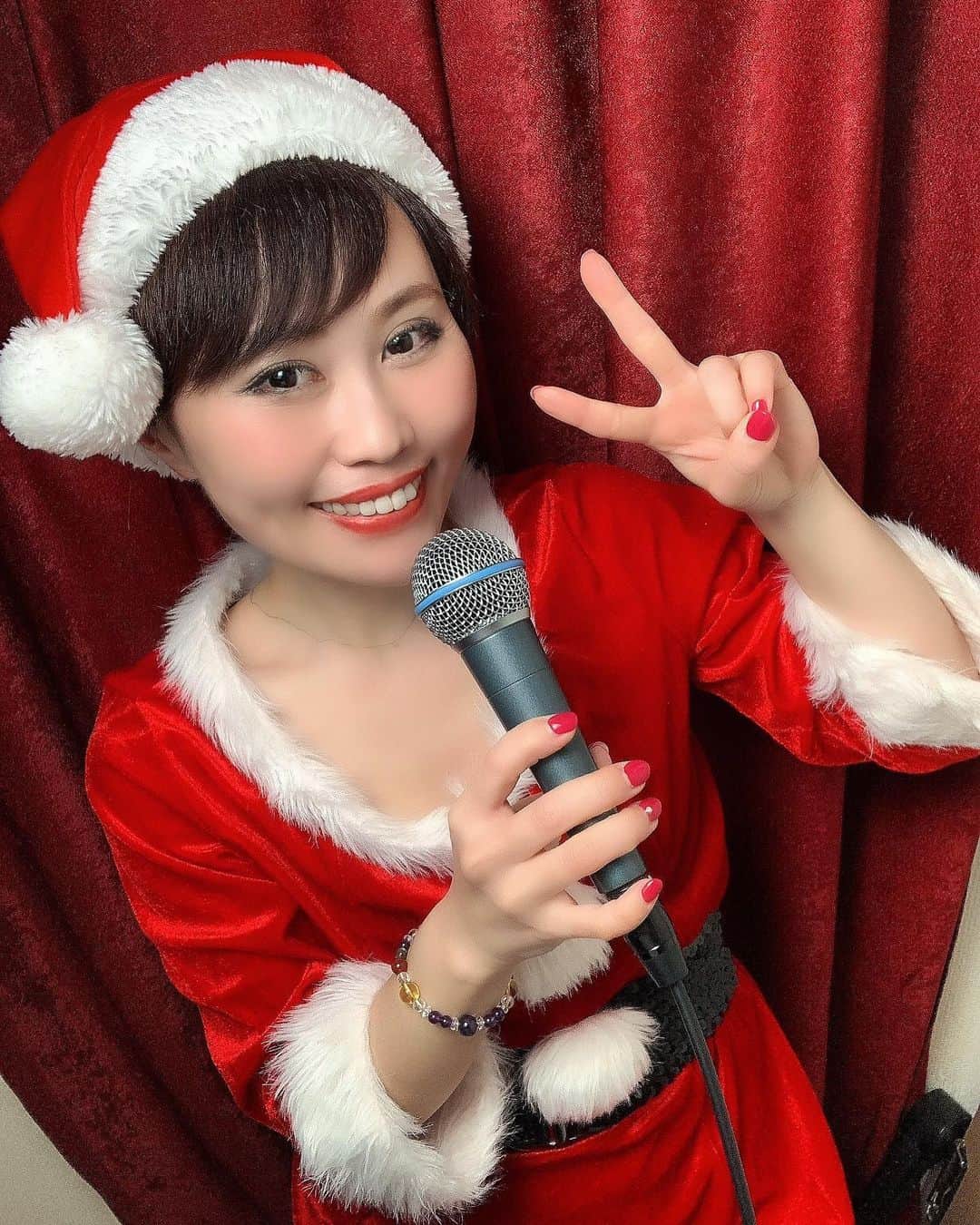 Karinのインスタグラム：「2020年初サンタ🎅🎄🎁  昨日はSHOWROOM配信でのクリスマスプレミアムLIVEでした✨ ・ 楽しかった〜❣️観に来てくれた皆さん、ありがとうございます✨応援してくださる皆さんがいるから歌えます🎤励みになります✨心の支えです✨本当にありがとうございます😭 ・ ライブの度に曲の細かい部分を掘り下げて歌い方や声の出し方を微調整しながら仕上げていきますが、毎回新しい発見もあって刺激になります🎵これからも成長し続けていきたいです✨ ・ まだ観に来たことのない方も今度是非いらしてくださいね✨オンラインなのでお家から気軽に観てもらえます🎵 ・ #showroom #showroom配信 #ライブ配信 #プレミアムlive #コラボレーションライブ #クリスマス #クリスマスソング #シンガー #シンガーソングライター #音楽 #音楽好きな人と繋がりたい #ライブ #写真 #live #photo #music #ilovemusic」