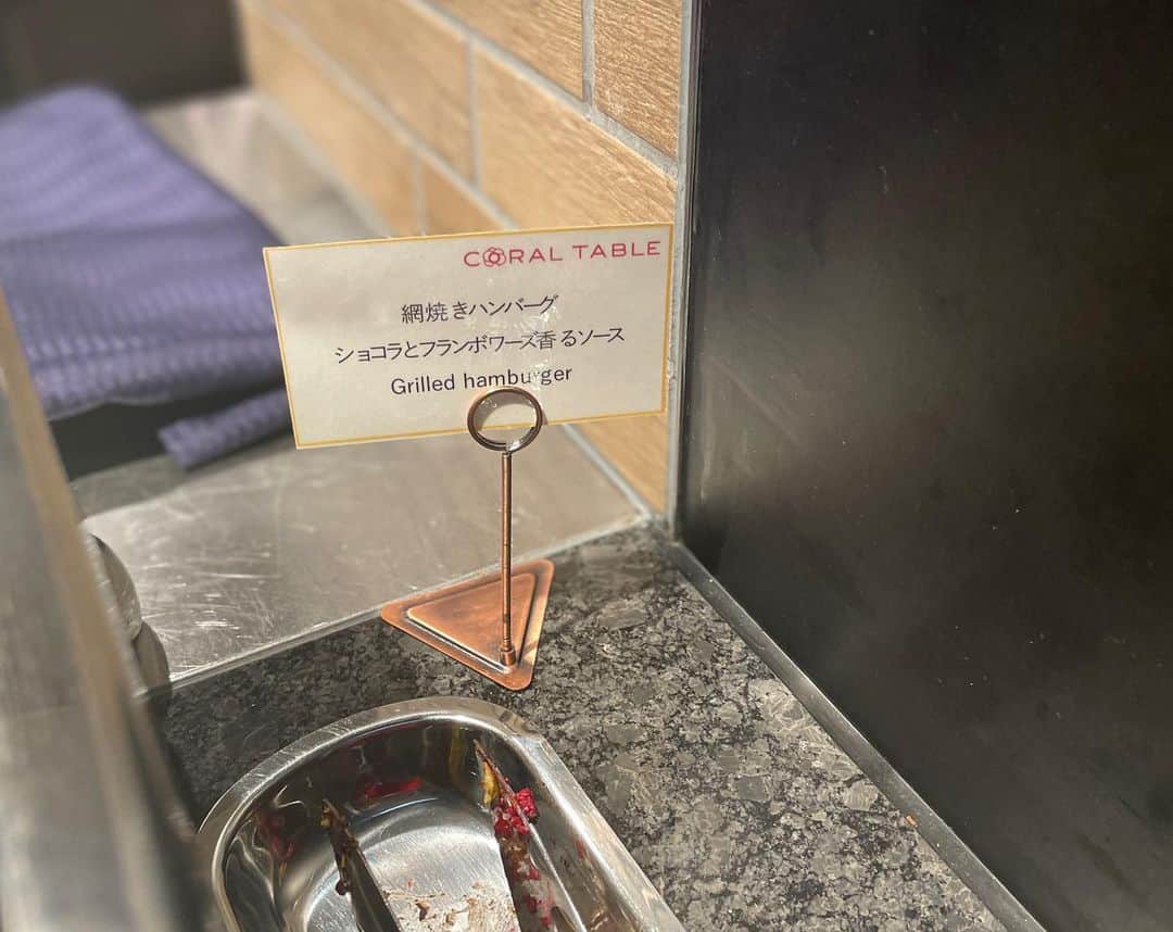 ルナさんのインスタグラム写真 - (ルナInstagram)「𝙱𝙰𝚈𝚂𝙸𝙳𝙴 𝙲𝙷𝙾𝙲𝙾𝙻𝙰𝚃 𝙵𝙰𝙸𝚁 🍫﻿ ﻿ 📍東京ベイ東急ホテル﻿ @tokyobaytokyuhotel ﻿ ﻿ 昨日から始まったベイサイドショコラフェアに﻿ 行ってきましたー🍫♥️﻿ ﻿ 新浦安にあるのでディズニー気分で﻿ 楽しみましたよ😍笑﻿ ﻿ スイーツだけじゃなくて、料理にも﻿ カカオやショコラの風味が加え﻿ られててすごく美味しかったー✨﻿ ﻿ 土日祝限定だよ♥️﻿ ﻿ お寿司や天ぷら、ローストビーフ﻿ も食べれて幸せでした🙌🍣﻿ ----------------------------♡﻿ 2020年12月5日〜1月31日（日）﻿ 【ランチ】11：30～15：00 ﻿ 　大人　2,893円﻿ 【ディナー】17：30～21：00﻿ 　大人　4,133円﻿ ♡----------------------------﻿ ※子供料金もあるので詳しくは﻿ 公式HPをチェック❣️ ﻿ ﻿ ＊﻿ ＊﻿ ＊﻿ ﻿ #東京ベイ東急ホテル #コーラルテーブル #ベイサイドショコラフェア #ホテルディナー #ホテルランチ #ホテルビュッフェ #ディナービュッフェ #新浦安グルメ #新浦安ディナー #チョコレート中毒  #ホテル巡り #スイーツビュッフェ #カフェ巡り #クリスマスディナー #ディズニーフード #ディズニーグルメ #ディズニーグッズ #tokyobaytokyuhotel #runa_cafex #shinurayasu #hoteldinner #christmasdinner #baysidechocolatfair #chocolatfair #disneyfood #disneygram」12月6日 9時08分 - runakumaa