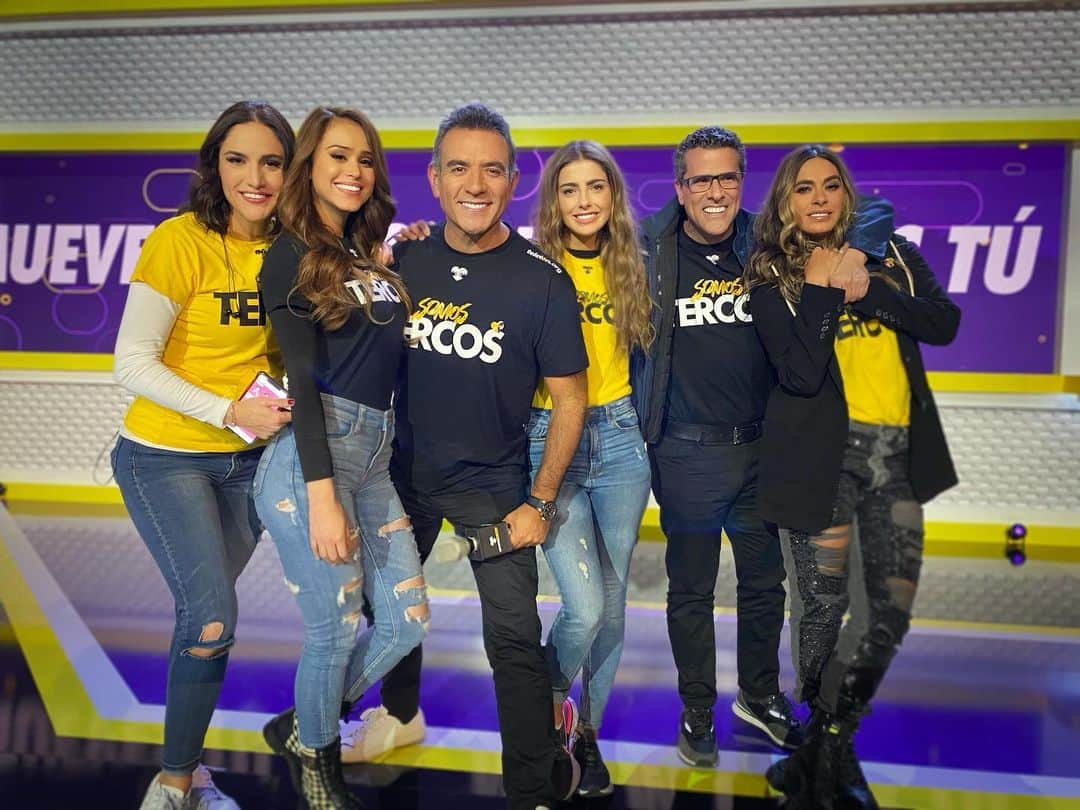 ヤネット・ガルシアのインスタグラム：「SOMOS TERCOS!!!! 💛💜 @galileamontijo @marcoantonioregil @hectorsandarti @daniellemx_  @michellerenaud  @teletonmexicooficial」