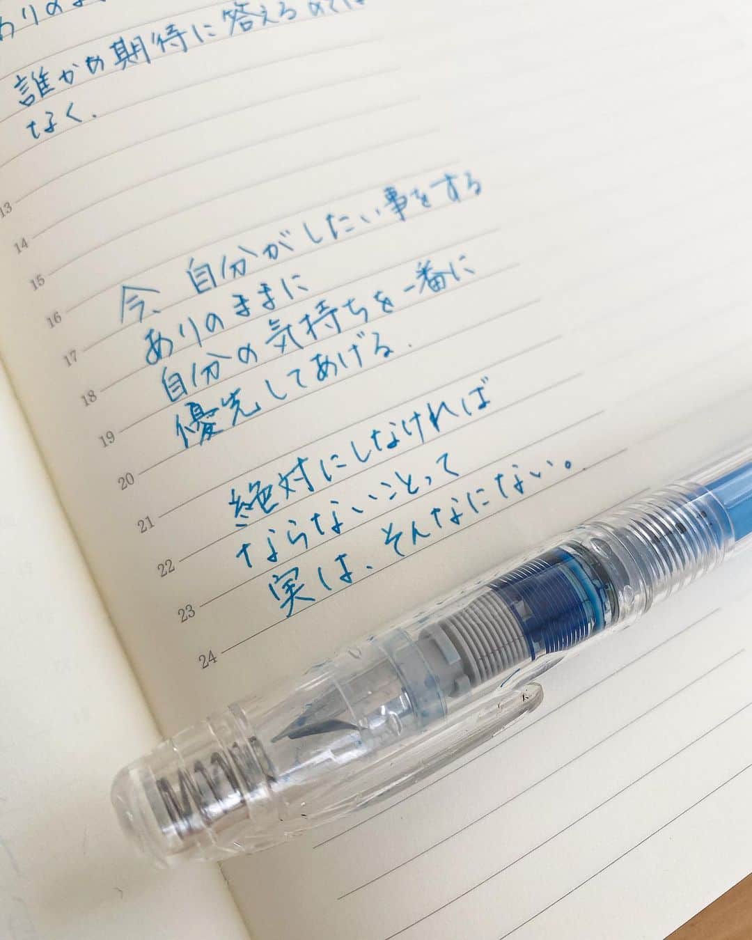 uta saitoのインスタグラム：「どうしてもこの１ヶ月ほど 字を書くのが楽しい私は モーニングノートに練習することに しました☺️☘️☘️  家事、育児、 気がつけばやらねばならないことで たくさん。  少しでも自分のほっとできることや 今したいという要求に 応えられるように。  自然とこれをすると あとのしなくてはいけないことや、 お仕事もはかどります😂  ２枚目 ロボットではない認証を してもらっていたのだが  どう考えても 「自転車」みつかんねーわ！  でも、ロボットではないねん。  っていう苦しみを スクショしました。  そんな日々です😂  #モーニングノート #脳の排水#字が綺麗になりたい #美文字練習中 #万年筆#天色#インク沼#マステ沼 #手書きツイート#ミドリノート#手帳の中身 #手帳が好きな人と繋がりたい #文房具好き #言葉の力#旦那さんが好きすぎる件」