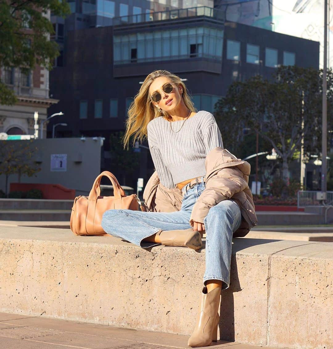 Ludi Delfinoのインスタグラム：「Afternoon chilling in the park @revolve ☀️🏙」