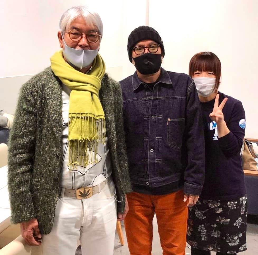 江口寿史のインスタグラム：「昨日。紅乙女ごま焼酎関連のデザインを手がけてもらっている福岡のカリスマデザイナー春高壽人さん(同い年)がサイン会場に激励に来てくれた。うしろは河出書房新社の担当編集者 穴沢女史。」