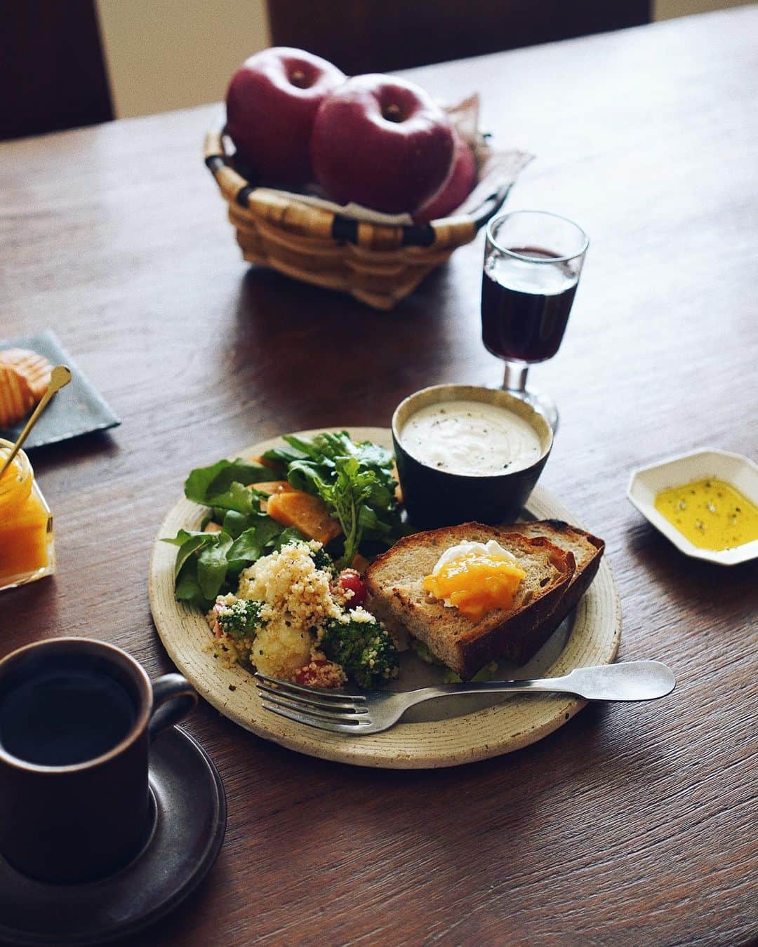 美紀のインスタグラム：「1206 Sunday T's breads morning  今朝は全粒粉とライ麦入りの #Tさんのカンパーニュ に クレソンと柿のサラダ カリフラワーのポタージュ クスクスデリには 水耕栽培のトマトとブロッコリーにポテト カリフラワーとブロッコリーは ミキパパ野菜 父の野菜が甘くて美味しい  まるき葡萄酒のぶどうジュース 石葉のオランジュレとクリームチーズ デザートにはUN GRAIN 昆布シェフの焼き菓子 挽きたて珈琲は RED POISON COFFEE ROASTERSの冬限定豆 山梨から届いたばかりの林檎  早朝からrideなTさん 美味しいパンを焼いてくれて 贅沢なおひとりさまモーニングに◎  今日は坂の上でゆるりお仕事 みなさん、よいSundayをね  #Tさんの手作りパン #miki_life」