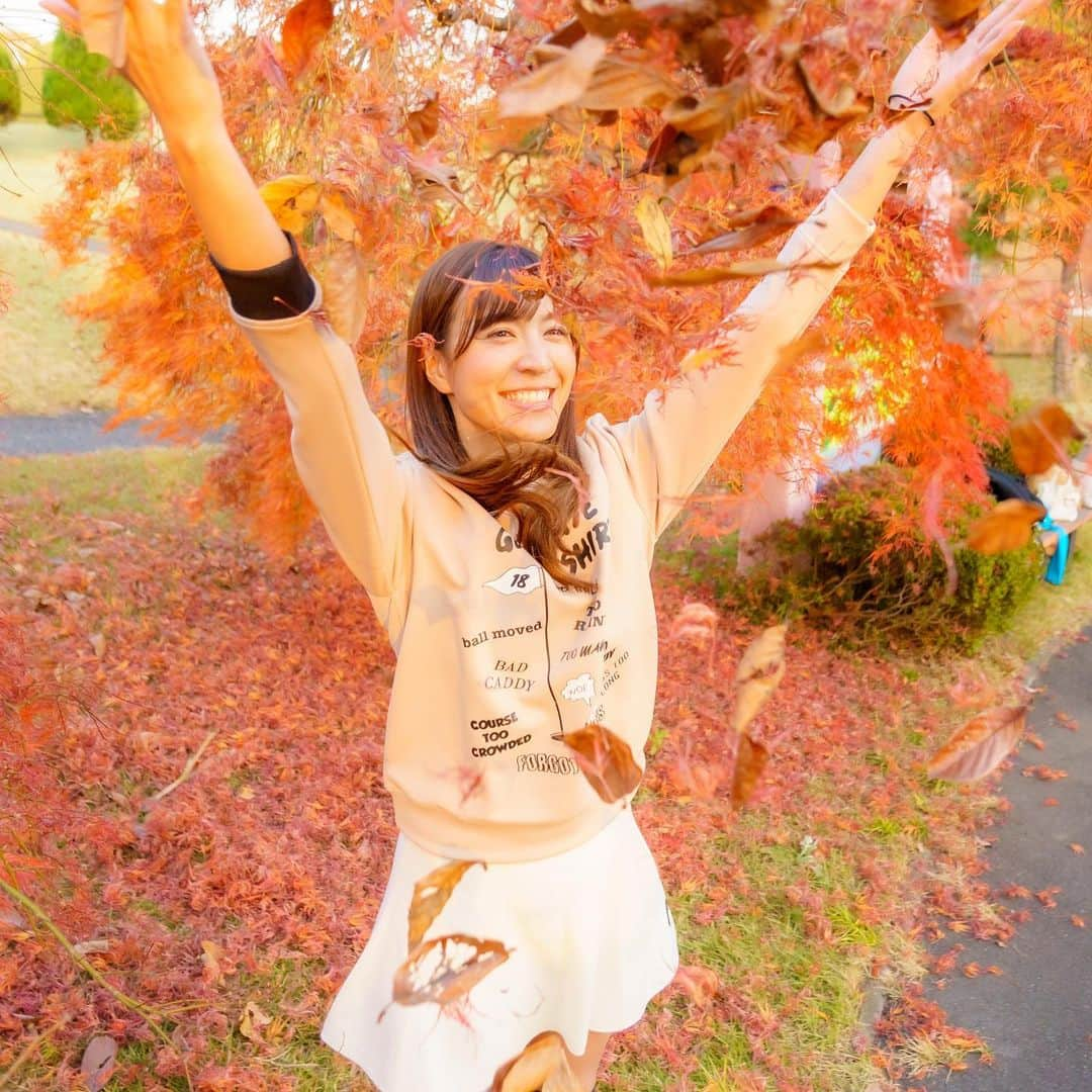 高沢奈苗さんのインスタグラム写真 - (高沢奈苗Instagram)「. 紅葉の落ち葉写真🍂 別バージョン🍁🍁🍁 . 寒くなってきたから秋の快適ゴルフが恋しい🥶💔 . . . 📸 @yoppa408  #紅葉 #秋ゴルフ #ロペ倶楽部 #ジュンロペ #リエンダスエルタ #ゴルフ女子 #落ち葉ショット」12月6日 9時47分 - nanaetakasawa