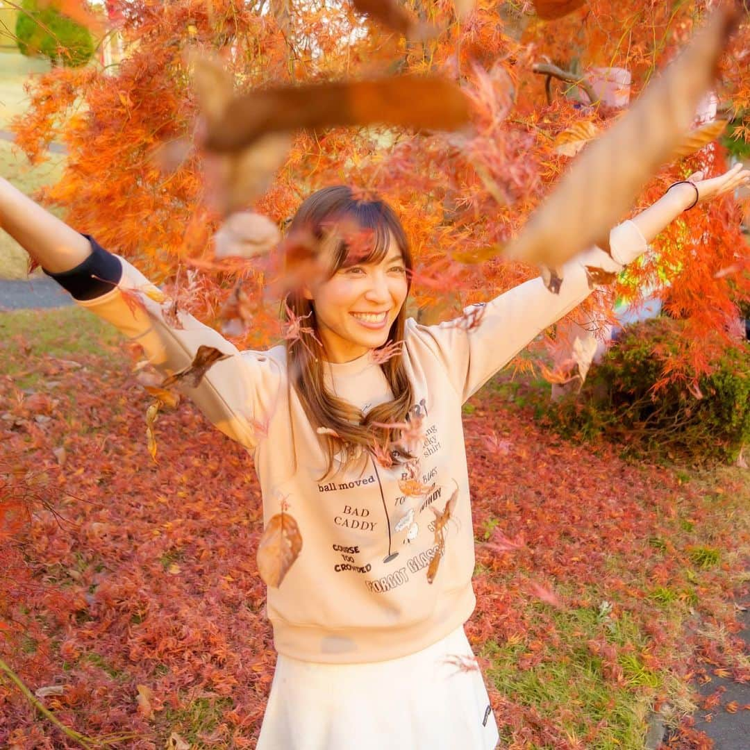 高沢奈苗さんのインスタグラム写真 - (高沢奈苗Instagram)「. 紅葉の落ち葉写真🍂 別バージョン🍁🍁🍁 . 寒くなってきたから秋の快適ゴルフが恋しい🥶💔 . . . 📸 @yoppa408  #紅葉 #秋ゴルフ #ロペ倶楽部 #ジュンロペ #リエンダスエルタ #ゴルフ女子 #落ち葉ショット」12月6日 9時47分 - nanaetakasawa