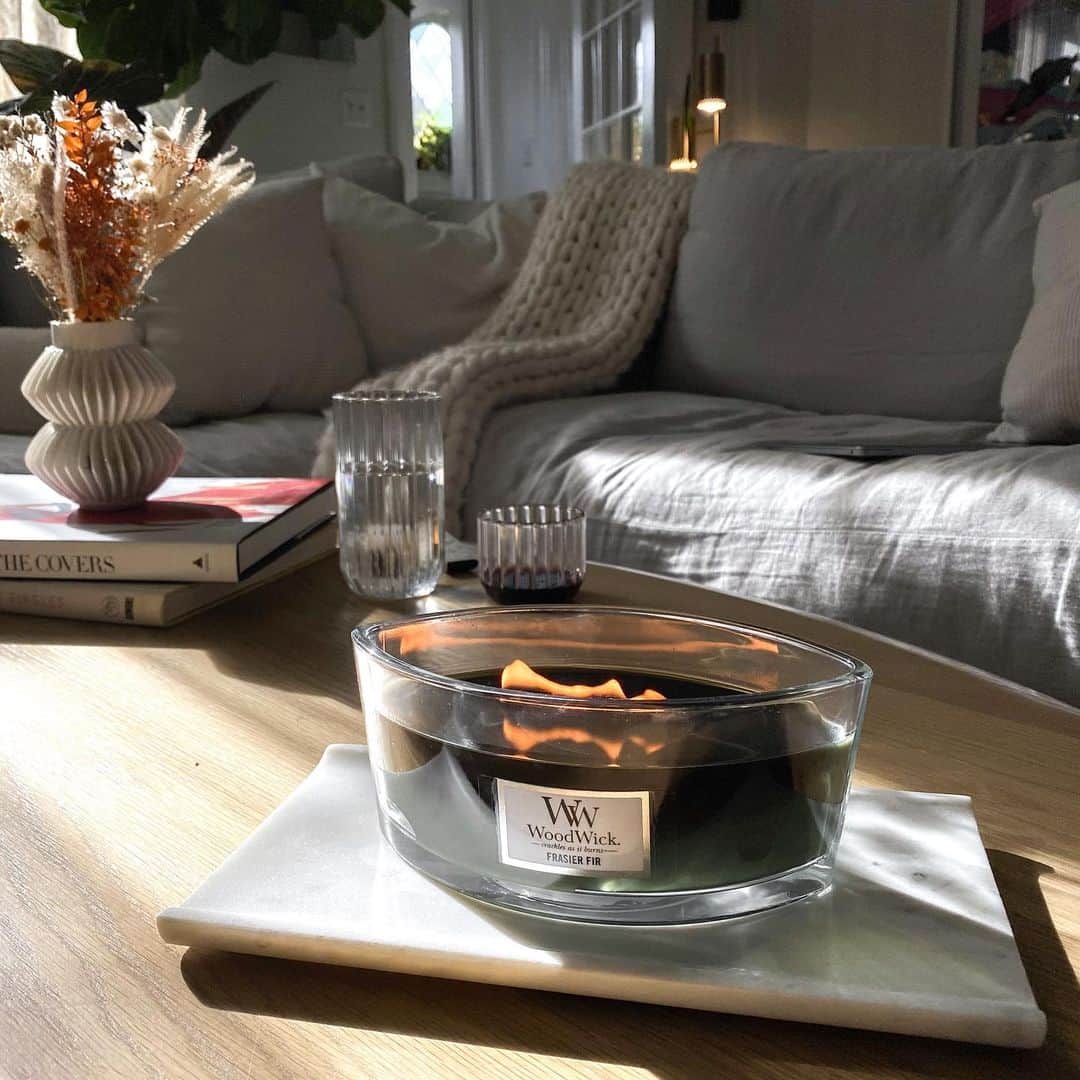 Helena Glazer Hodneさんのインスタグラム写真 - (Helena Glazer HodneInstagram)「Dressed up a little, poured myself a drink, turned on some jazz and lit my favorite @woodwick_candles Frasier Fir. Let me just say, our home smells incredible! 🌲🌲Like the  holidays, but not in an overwhelming type of way. #woodwickpartner #sponsored」12月6日 9時46分 - brooklynblonde1