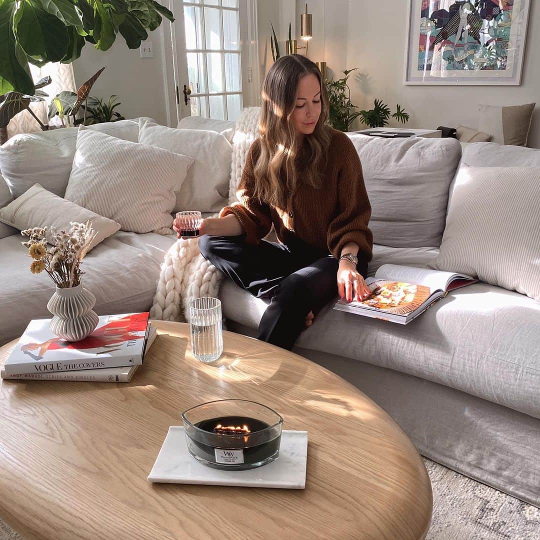 Helena Glazer Hodneのインスタグラム：「Dressed up a little, poured myself a drink, turned on some jazz and lit my favorite @woodwick_candles Frasier Fir. Let me just say, our home smells incredible! 🌲🌲Like the  holidays, but not in an overwhelming type of way. #woodwickpartner #sponsored」