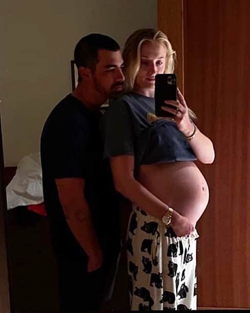 Just Jaredさんのインスタグラム写真 - (Just JaredInstagram)「Sophie Turner has shared this never-before-seen selfie from her pregnancy! #SophieTurner #JoeJonas Photo: @sophiet」12月6日 0時59分 - justjared