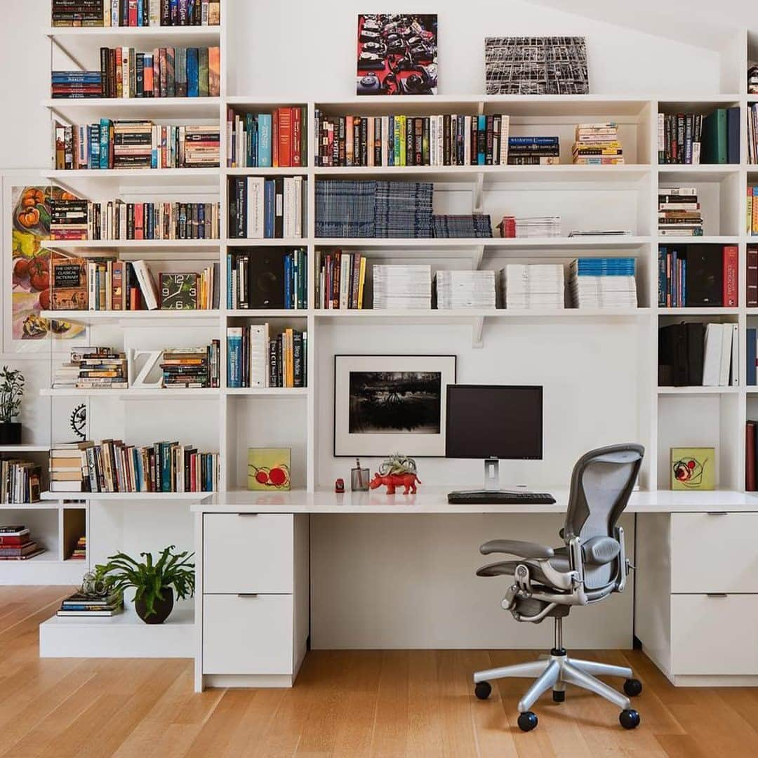 Herman Miller （ハーマンミラー）さんのインスタグラム写真 - (Herman Miller （ハーマンミラー）Instagram)「Working from home lets your work chair pull double-duty, whether you're taking conference calls or Zooming with grandma. Make that transition with Aeron by shopping today. #hmathome 📸: @artitectatx」12月6日 1時00分 - hermanmiller