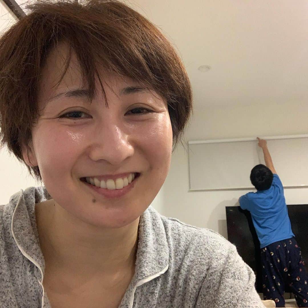 糸数美樹のインスタグラム：「娘がやっと寝てくれたので寒いし湯船浸からせてもらいました🙇‍♀️ ホカホカ〜 なのに、食べちゃうよねー  #美味しい #風呂上がりのアイス #パルムしか勝たん #でも体冷やさないようにブランケットかけてる #矛盾 #顔ぽっぽ #旦那なぞ」