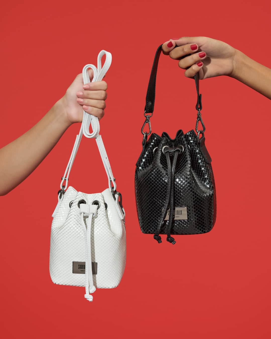 Santa Lollaのインスタグラム：「As bucket bags no acabamento mini snake são trendy e super fashionistas. Qual cor você gostaria de ganhar de presente nesse fim de ano? Branca ou preta? [ R$299,90 cada ] #santalollaverao21 #giftguideSL #SLhandbags #bucketbag」