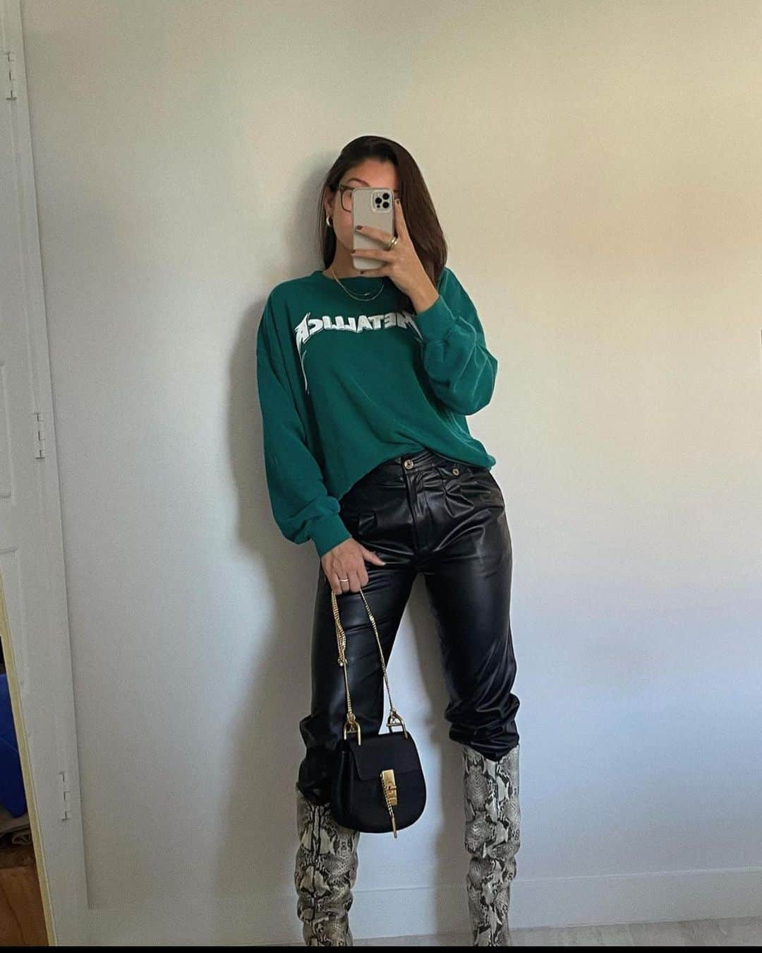 ブランクNYCさんのインスタグラム写真 - (ブランクNYCInstagram)「@babsrodriguez in our #filmnoir #veganleather #pleated carrot leg #trouser」12月6日 1時01分 - blanknycjeans