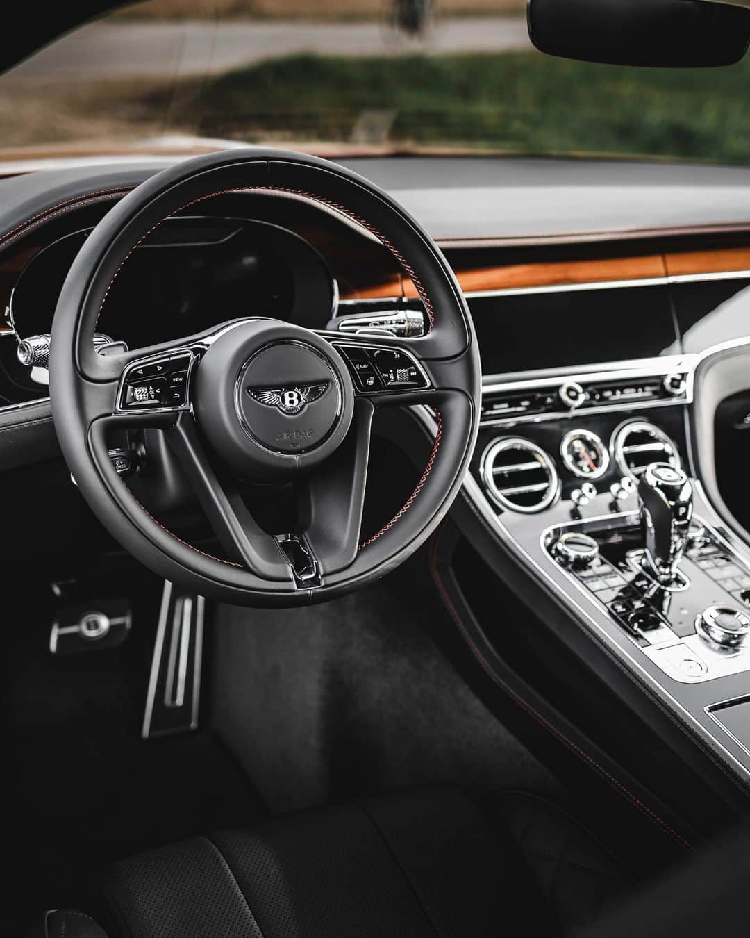ベントレーさんのインスタグラム写真 - (ベントレーInstagram)「Bold on the outside. Warm and cosy on the inside. The #ContinentalGT. #WorldOfBentley _ #Bentley Continental GT WLTP drive cycle: combined fuel consumption: 20.8 mpg (13.6 l/100 km), combined CO₂: 308 g/km. Photos by @haberkornphotography」12月6日 1時13分 - bentleymotors