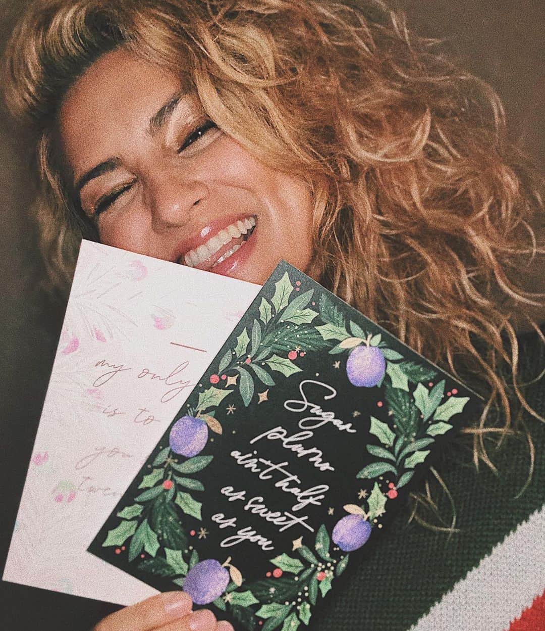 のインスタグラム：「today is the 5th day of #atkchristmas advent calendar & it’s brought to you by the most incredible @minted ✨💌 i’m SO EXCITED to announce that they’ve crafted special minted greeting cards inspired by my song “25th” that you can share with all your friends & loved ones! ♥️ get your own at: torikelly.lnk.to/tkxmasminted   #mintedholiday」