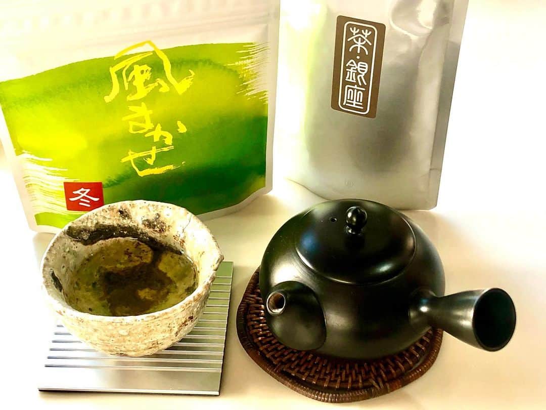 世良公則のインスタグラム：「・・・・・・  久しぶりに  「茶銀座」さんに足を運ぶ  社長をはじめ馴染みのスタッフの皆さんとしばし談笑  試飲させていただいたお茶が絶品でした  いつものお抹茶とともにお買い上げ  暖かい日本茶が美味しい季節に  it's a delicious season of japanese tea  ・・・・・・  #世良公則 #masanorisera #japanesemusician #japaneseartist #japaneseculture #japanesetea #日本茶 #煎茶 #日本の文化 #美味しい季節 #茶銀座 #うおがし銘茶 #銀座 #旨味 #一服」