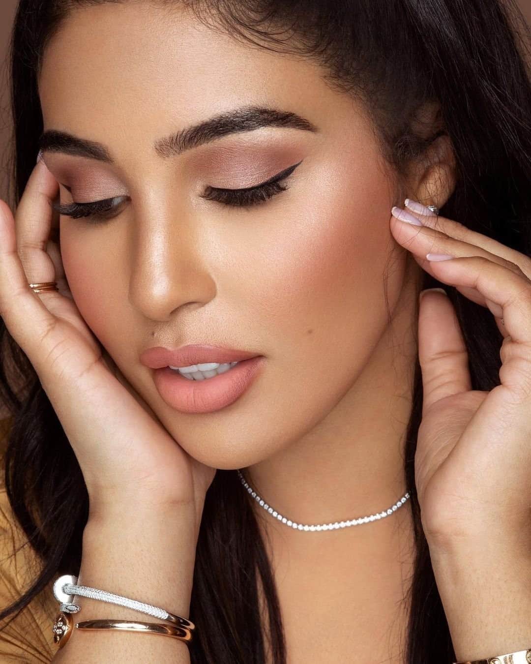 Too Facedのインスタグラム：「You’re SO Golden @majdasakho 😍 Our girl wears our oil-free, 24-Hour Born This Way Matte Foundation in the shade Golden! #toofacedambassador #toofaced #tfbornthisway」