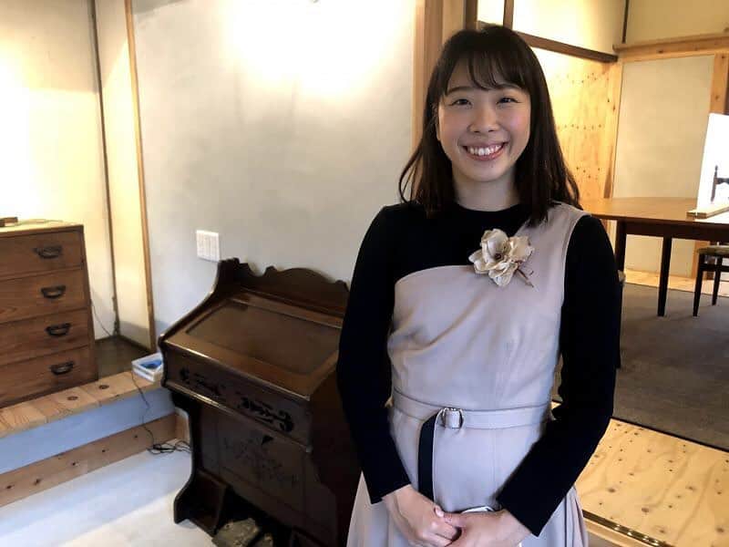 女子アナ47のインスタグラム：「こんにちは！山口県出身、山口県在住のフリーアナウンサー、池田モトです。今回は前回の記事の続き！「山口の伝統素材で作るコサージュ作りのワークショップ」の後編です。職人が丁寧に1つずつ作った伝統素材のパーツを自分の感性で悩んで選んで作った、世界に1つ、自分だけのコサージュがついに完成です～！さらに11月末に仲間入りした伝統素材で作った新しいパーツも紹介しています。お得情報も！？  詳しくはプロフィール欄にあるURLから47発信プロジェクトをご覧ください♪  #桧皮 #徳地和紙 #大内塗 #萩焼 #伝統素材 #山口市 #女子アナ47 #女子アナ発信プロジェクト #アナウンサー #フリーアナウンサー #地方創生 #アナウンサー #女子アナ#リポーター #山口県」
