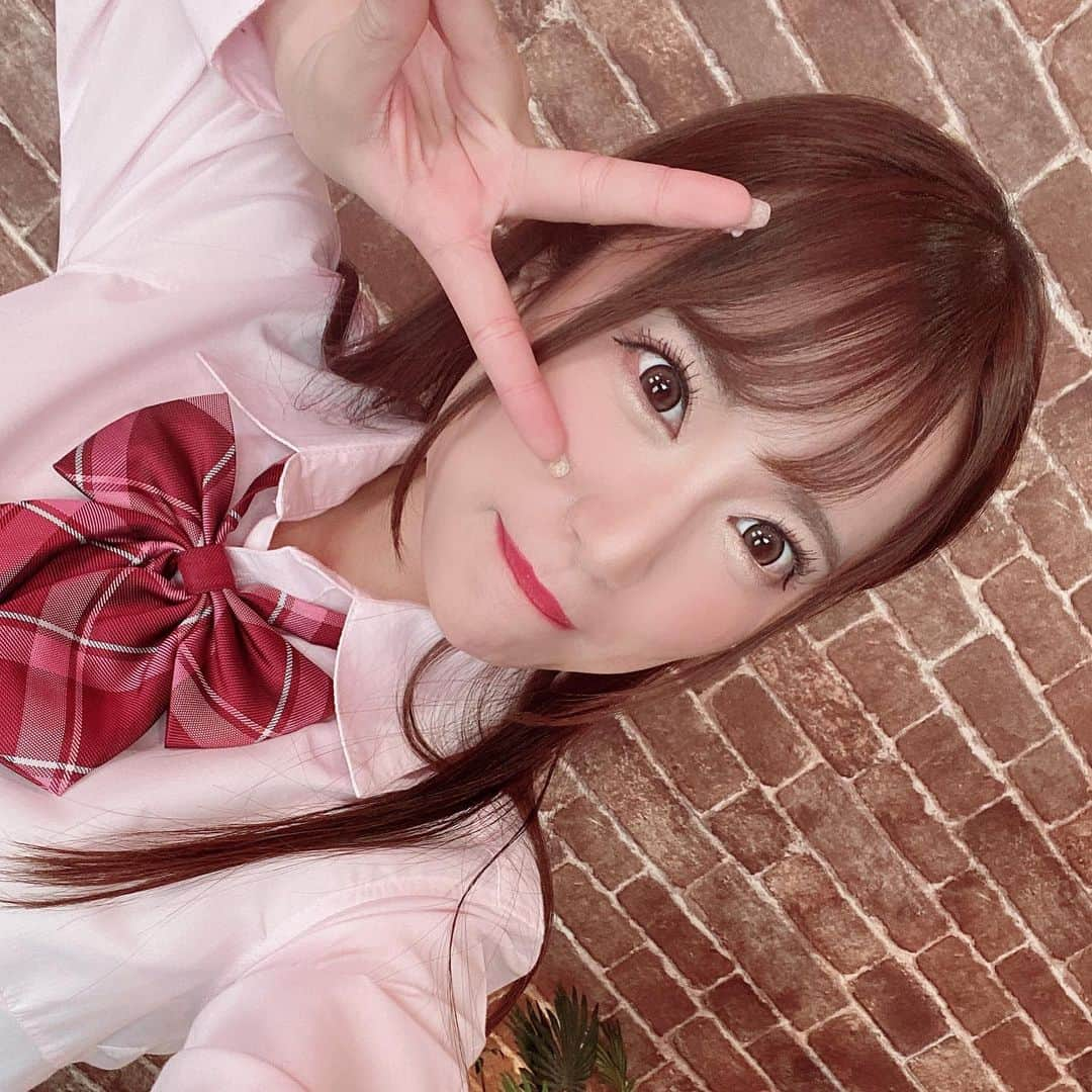 初美りんのインスタグラム：「. . おやすみっ♡♡ . 夢で会おうね😚♥️ . . . #制服　#撮影　#cosplay」