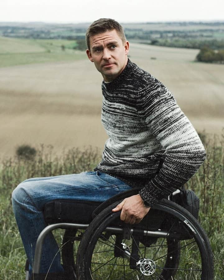 MR PORTERのインスタグラム：「Suffering a spinal stroke while training with the Royal Marines, Lt Cdr Pete Reed – one of Britain’s most decorated Olympians – has had his life changed beyond all recognition. But he refuses to be beaten, and in documenting his daily rehab on Instagram for all to see, has been one of the most inspiring presences in our lives over the last year. Mr @petereed, who is one of our 'Men Who Made A Difference in 2020’, spoke to MR PORTER about life in a wheelchair, the road to recovery, and how the last two decades have been better preparation for his injury than he could have ever realised.」