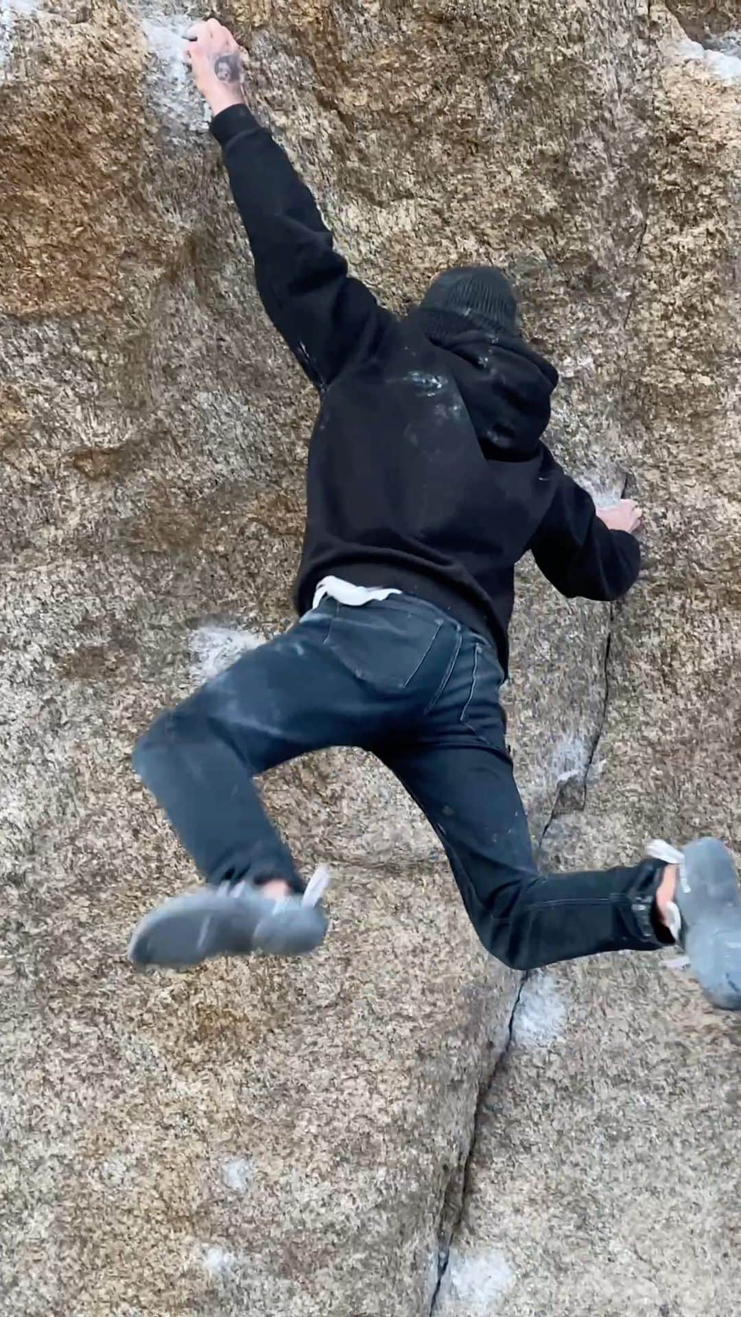 ダニエル・ウッズのインスタグラム：「Name speaks for itself on this one. 40 degree overhung dynamic line put up by @a.geiman in eleven mile canyon. Beach landing with a lake view. Was 25F out... fookin 🥶  @steezybailey 📲」