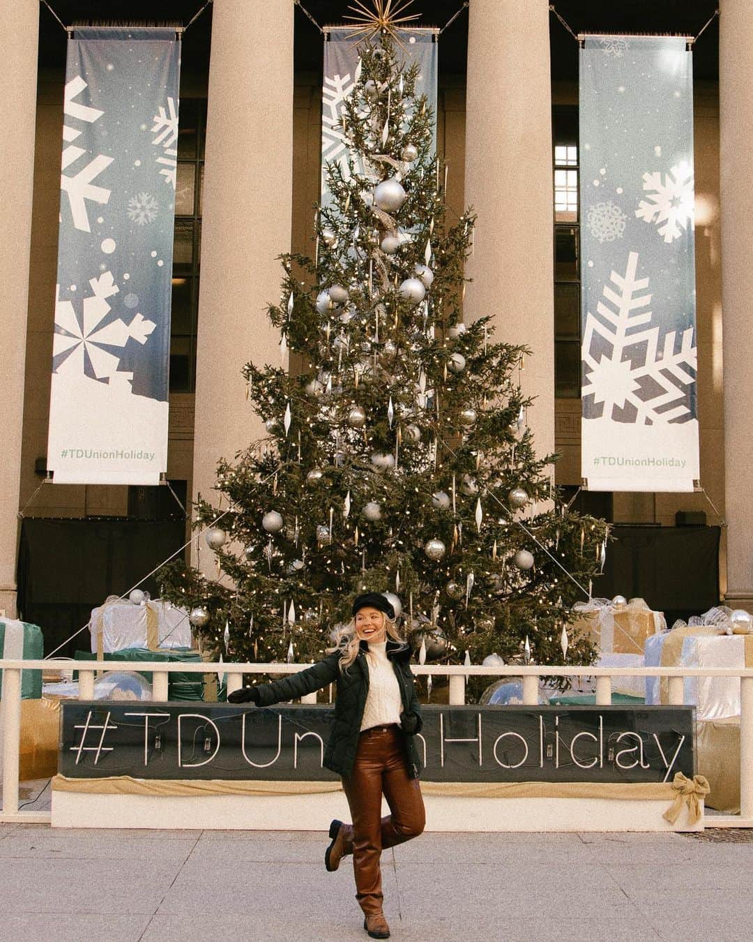 トーリ・ウェブスターのインスタグラム：「Toronto is still lit up in holiday lights even after a hard year! 🌟🎄💫Get into the holiday spirit safely and outdoors at Union Holiday, presented by @TD_Canada. If you’re in the downtown area, be sure to check out Union Holiday on Front St. @TorontoUnion from now until January 3rd! Put on your mask and your mittens and escape into the Great Canadian Winter. 🇨🇦🎅🏻🤍 For every social post that uses the hashtag #TDUnionHoliday, Union and TD will donate $1 to a maximum of $10,000.00 to the United Way - GTA Chapter. Give back while enjoying a little sparkle downtown at Union Holiday!✨🤩💫」