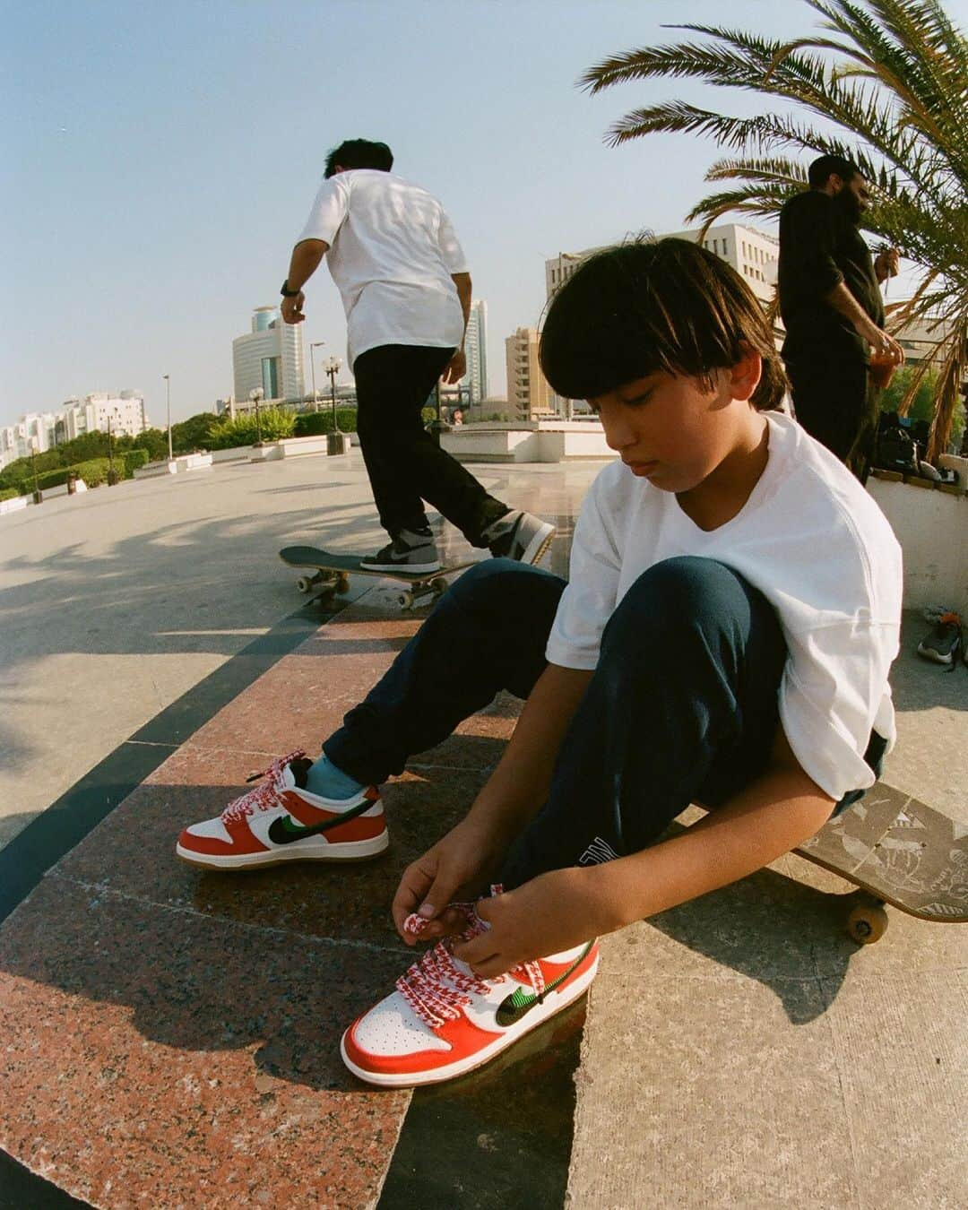 Nike Skateboardingさんのインスタグラム写真 - (Nike SkateboardingInstagram)「❤️💚🤍🖤 Heart of the City 🇦🇪 The SB Dunk Low by FRAME is available today exclusively in select skate shops. Learn more and find a shop near you at NikeSB.com. #LinkInBio」12月6日 1時22分 - nikesb