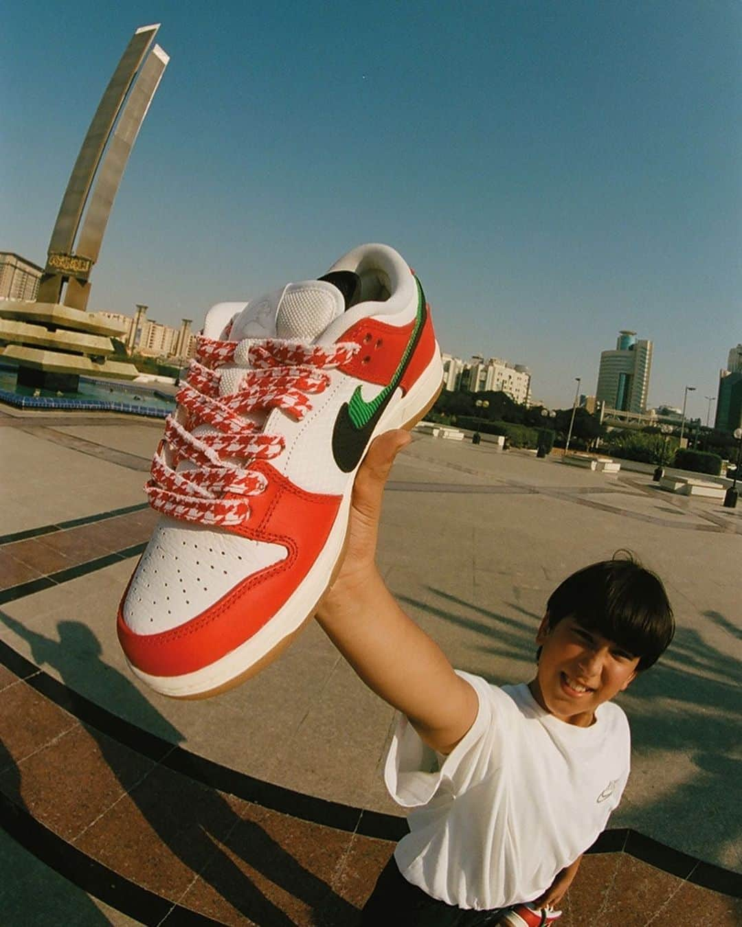 Nike Skateboardingさんのインスタグラム写真 - (Nike SkateboardingInstagram)「❤️💚🤍🖤 Heart of the City 🇦🇪 The SB Dunk Low by FRAME is available today exclusively in select skate shops. Learn more and find a shop near you at NikeSB.com. #LinkInBio」12月6日 1時22分 - nikesb