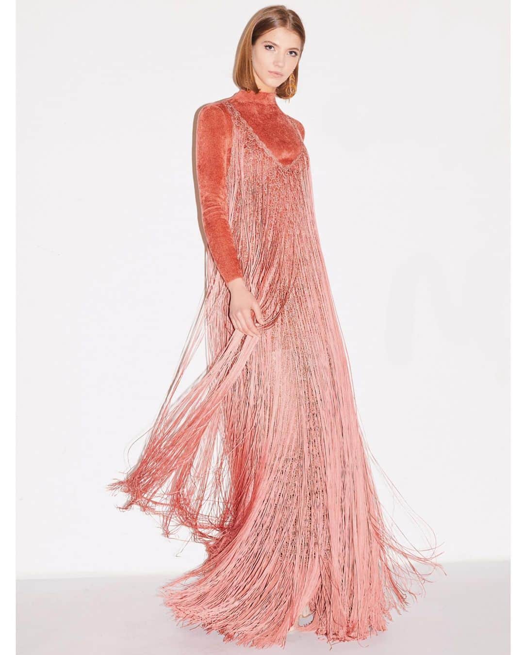 マークファストのインスタグラム：「AW20 rose pink fringed look 📸 @gregmikrut 💫✨🤍」