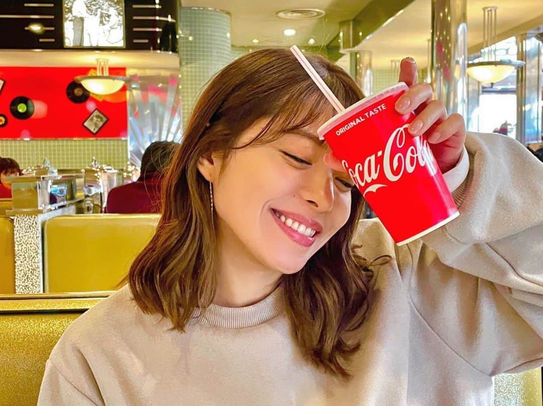 寺田安裕香のインスタグラム：「🥤 iPhone12に変えたばかりの 親友に撮ってもらったよん📱 画質良っ！！！ ・ ・ ・ ・ ・ #コカコーラ #中身は #茶 #photo #cocacola #smile #japan #japanesegirl  #좋아요 #팔로미#추억#일상룩 #漂亮 #赞 #粉我 #followｍe」