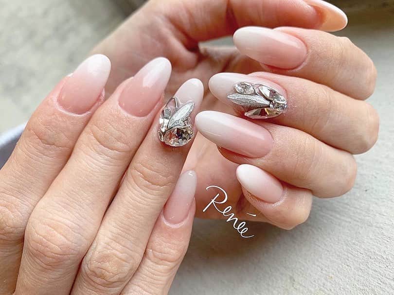 ネイルサロンレネのインスタグラム：「﻿ ﻿ 𝒟𝑒𝓈𝒾𝑔𝓃 𝒷𝓎 𝒪𝒦𝒜𝑀𝒪𝒯𝒪 🦫💐﻿ ➠ @renee_maiokmt.1030 ﻿ ﻿ ﻿ ﻿ ﻿ air gel gradation ✨﻿ @apresnailjapan  @apresnailofficial  ﻿ 丸っこい感じのビジューより﻿ リーフ型が好きなお客様なので﻿ 縦長のストーンを多めに使って﻿ ビジューをデザインしました💍✨﻿ ﻿ @swarovski ﻿ スワロのクリスタルってほんとに﻿ 輝きが違うしとても透明感あって﻿ 高級ジュエリー感すごい💎﻿笑 ﻿ @rrieenee ﻿ 埜藤さんプロデュースの﻿ @bonnail_insta から発売の﻿ ディアマンも安定に素敵🥺﻿ ﻿ 可愛い〜〜〜﻿ ﻿ ﻿ ﻿ ⇩🎉news🎉⇩﻿ ﻿ 2020年11月14日(土)﻿ nailsalon Renée 梅田本店﻿ BEAULAND Ashiya 芦屋店﻿ に続き3店舗目となる﻿ Renée les deux(レネレドゥ)﻿ 梅田2号店オープン！！！﻿ ﻿ ﻿ ﻿ nailsalon Renée﻿ ￣￣￣￣￣￣￣￣﻿ ﻿ ▫︎梅田店﻿ 【open-close】11:00〜21:00﻿ 【定休日】不定休﻿ 【add】大阪市北区堂山町15-23-908﻿ ﻿ ﻿ ▫︎芦屋店﻿ 【open-close】11:00〜21:00﻿ 【定休日】不定休﻿ 【add】芦屋市業平町6-11 Ashiya grotto 302﻿ ﻿ ﻿ ﻿ ﻿ ▶︎▶︎▶︎初回クーポンご利用頂けます﻿ ￣￣￣￣￣￣￣￣￣￣￣￣￣￣￣￣﻿ ご予約はプロフィールTOPのリンク内﻿ URLをご利用下さい。﻿ ﻿ ﻿ ﻿ メニューに迷った方やご相談は…﻿ ﻿ 　　🤍Renée公式LINE🤍﻿ ─────────────﻿  【@bos7903t】←※@から入力🔍﻿ ﻿ #nail #nails #gelnails #nailart #ネイル #ジェルネイル #美甲 #네일 #젤네일 #nailsalonrenee #ネイルサロンレネ﻿ #大阪ネイルサロン #梅田ネイルサロン #芦屋ネイルサロン #神戸 #芦屋 #beauland #ビューランド﻿  #芦屋ネイルサロン #instagood#tbt#photooftheday#japanesenailart #네일아트 #wintternails #冬ネイル #美爪ネイル #ニュアンスアート #ニュアンスネイル #フットネイル #グラデーションネイル﻿」