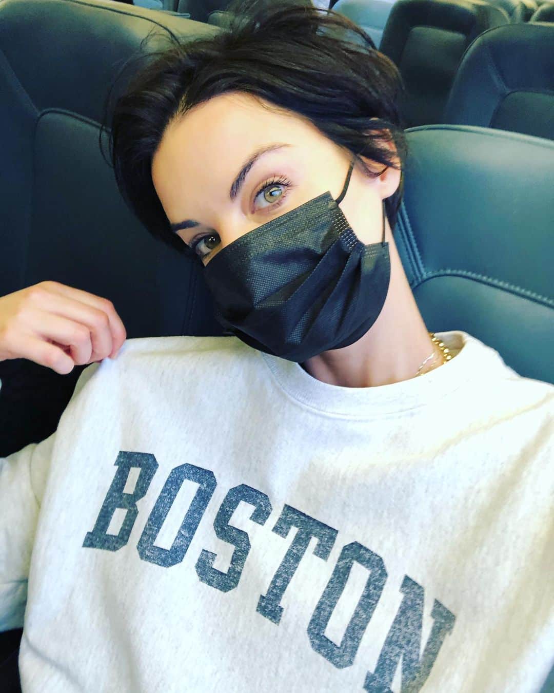 ジェイミー・アレクサンダーのインスタグラム：「Guess where I’m going.... #amtrak #boston #wearamask 🥰」