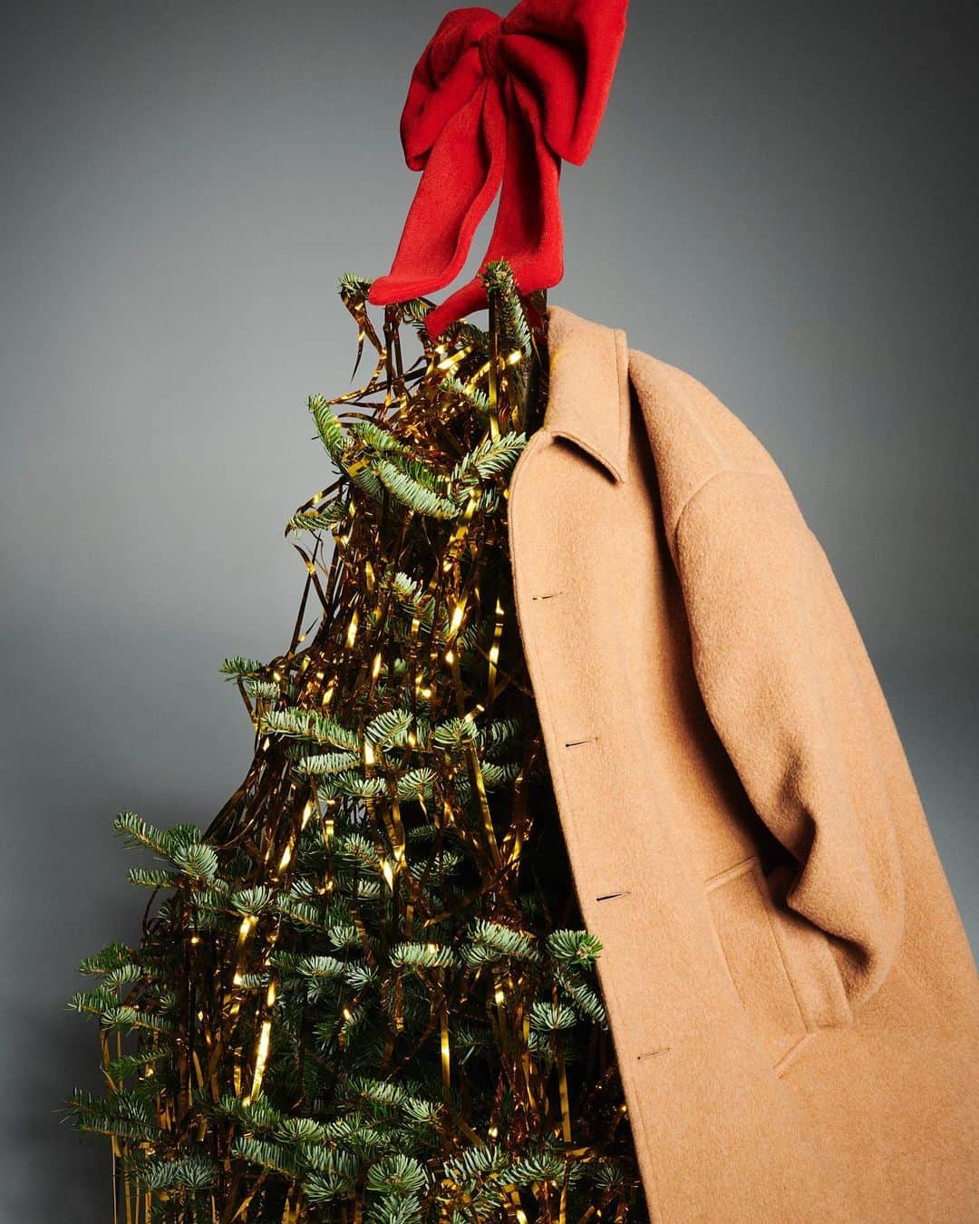 アメリカンビンテージのインスタグラム：「🎄LA LISTE DE NOËL🎄  Besoin d’un peu d’inspiration pour trouver le cadeau parfait ?  Découvrez notre boutique de Noël en ligne, pour une sélection de tenues de soirée, looks cocooning et pièces d’exception 💫 (lien dans la bio) . #amvfestiveseason #americanvintage __  🎄XMAS WISHLIST🎄  In need of a little inspiration?  Discover our Xmas edit online for a selection of partywear, snuggly outfits and valuable pieces 💫 (link in bio) . #amvfestiveseason #americanvintage」