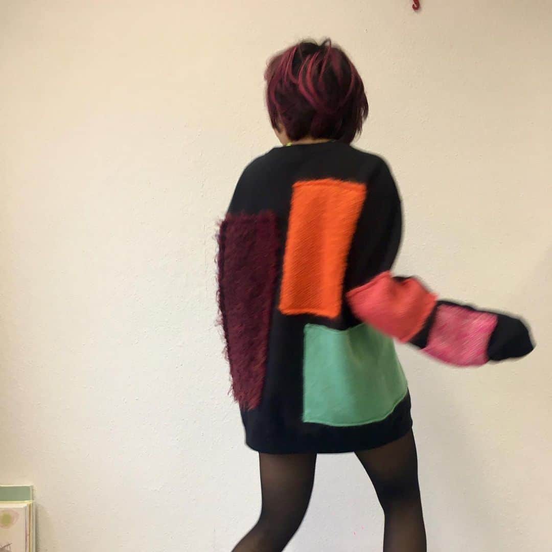 のインスタグラム：「“knitted pads” sweater... unique cosy colorful makes you happy...🐥 #knittersofinstagram #knittingmachine #knitting #unique #colorful #cosy #starstyling #mulackstrasse」