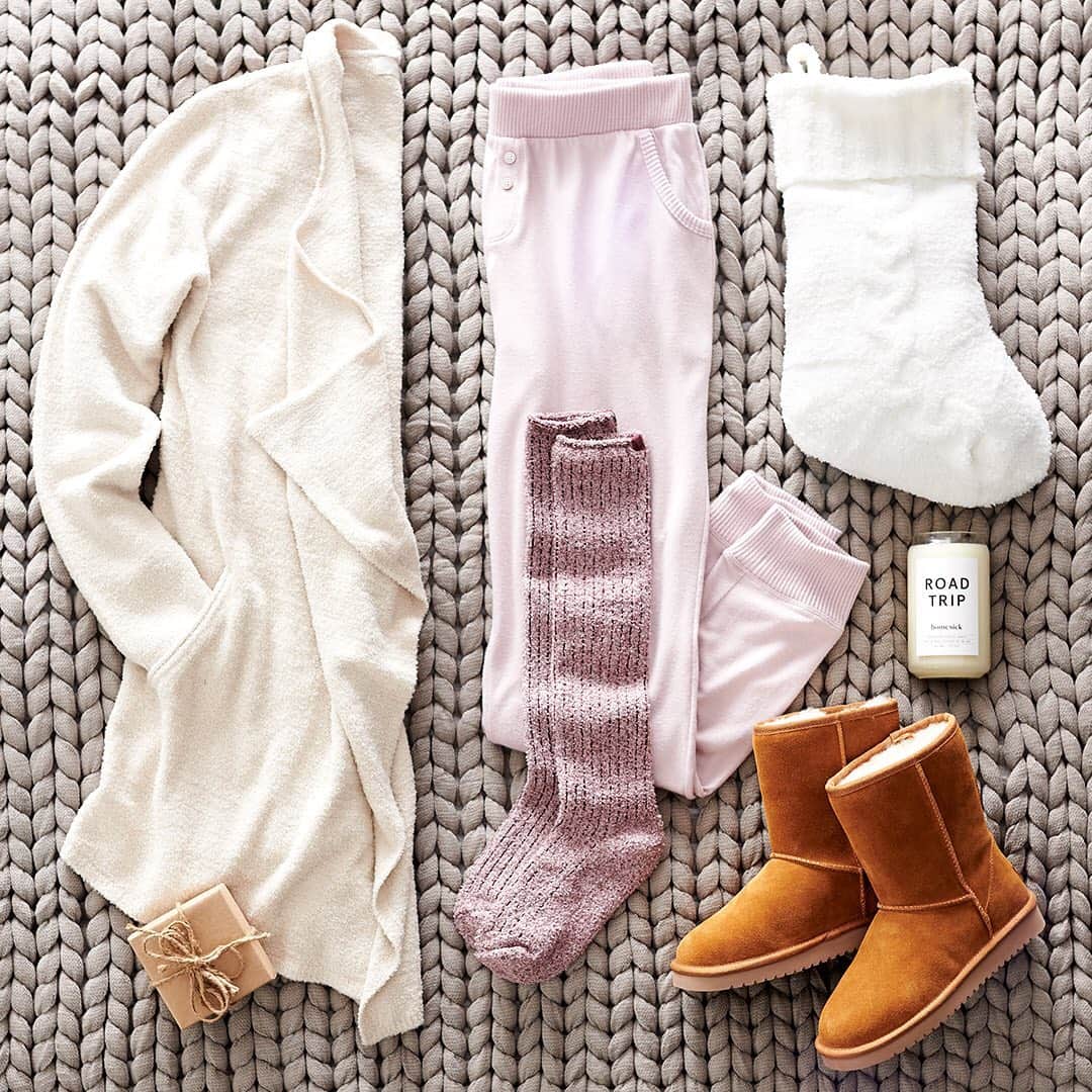 ロック&リパブリックのインスタグラム：「Your holiday movie binge kit. 🎥💕 Tap to shop cozy finds. #Kohls」