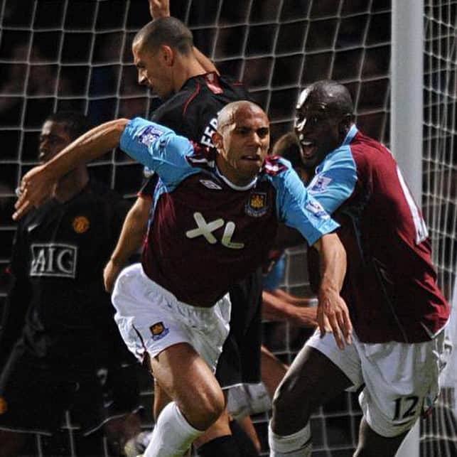 アントン・ファーディナンドさんのインスタグラム写真 - (アントン・ファーディナンドInstagram)「@westham vs @manchesterunited A fixture that was the most important one for my family! Does it get any better?? Playing for the club u support and ur brother who’s ur hero. I’m goin 3-1 West Ham ⚒」12月6日 1時44分 - anton_ferdinand5