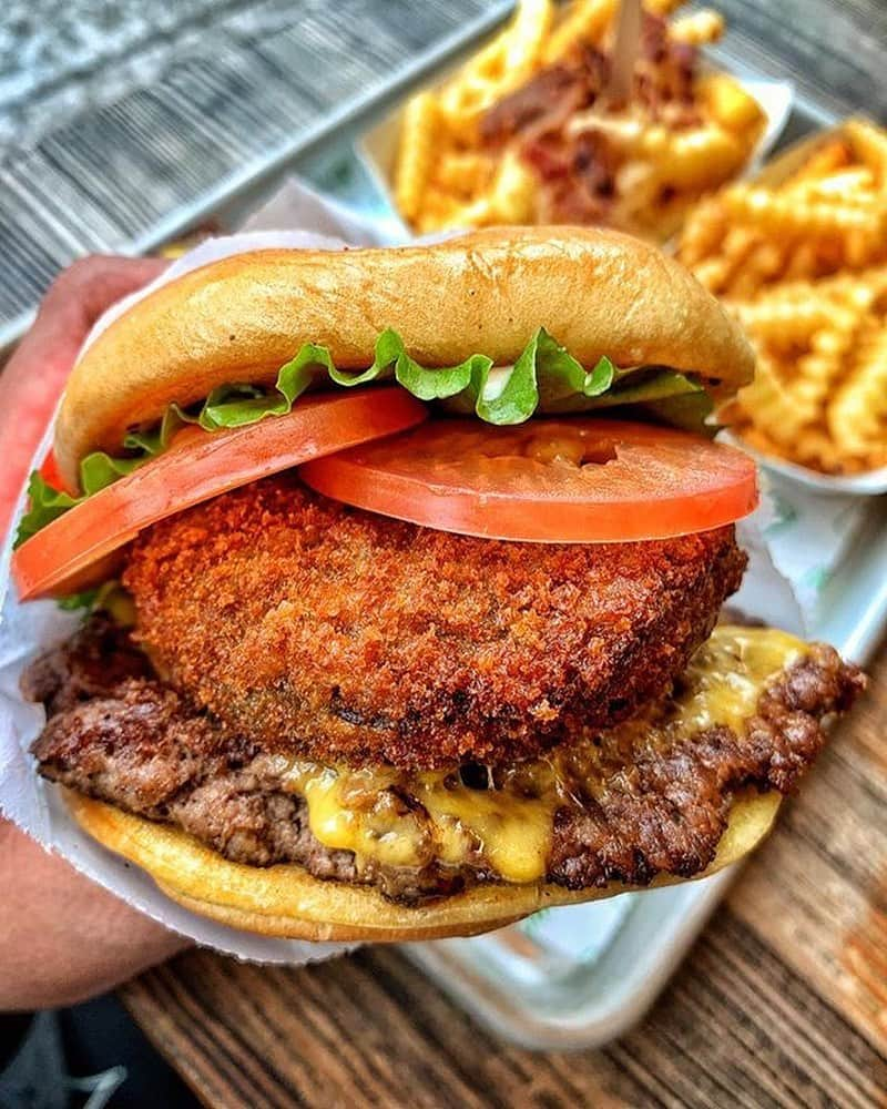 SHAKE SHACKさんのインスタグラム写真 - (SHAKE SHACKInstagram)「The bun that we want 🍔  📸: @5boroughfoodie #shakeshack」12月6日 1時45分 - shakeshack